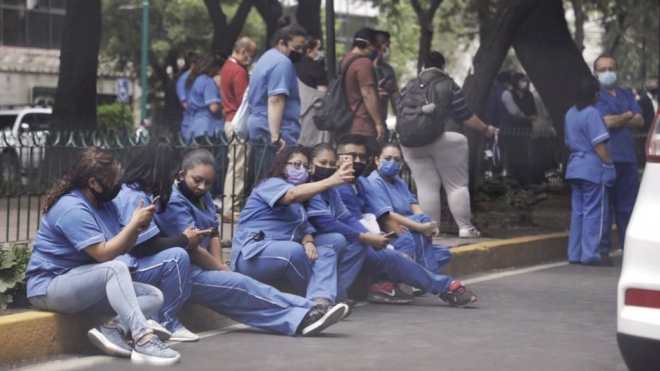 Exterior de la Dirección de Prestaciones del IMSS, colonia Roma Norte. Foto Prensa Libre: Angélica Escobar / Forbes México.