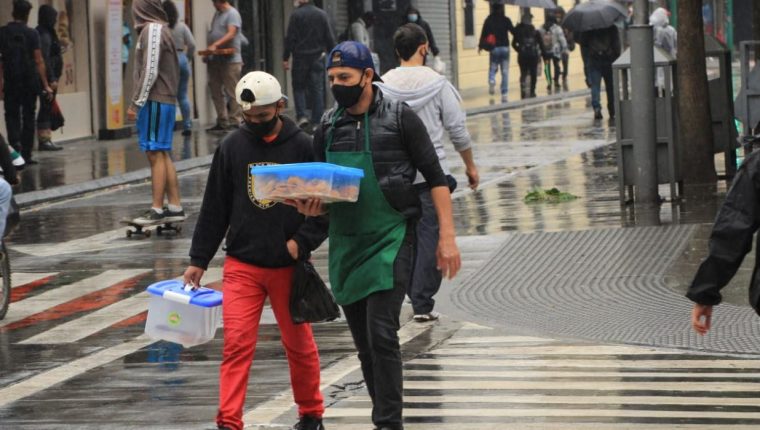 Comerciantes y trabajadores en otras actividades han tenido que reanudar labores, a pesar que el país se encuentra en una etapa pico de contagios de covid 19. (Foto, Prensa Libre: Hemeroteca PL).