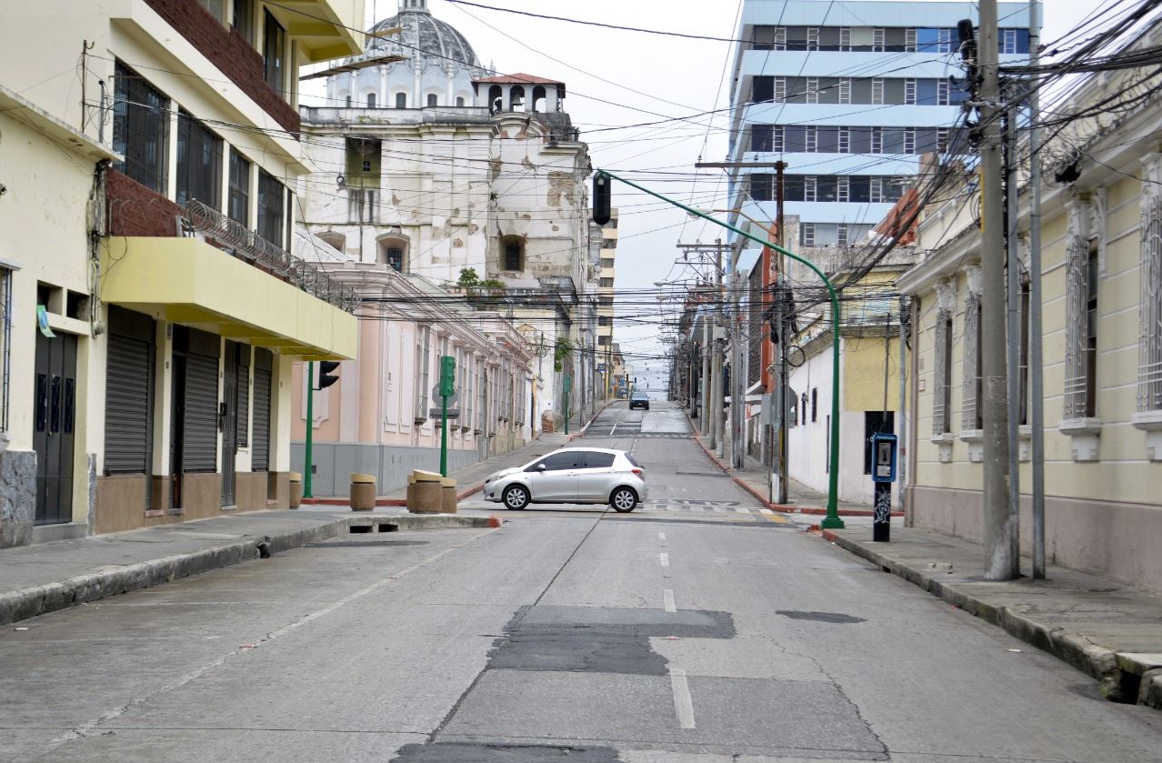 Una de las medidas implementadas es la restricción en la circulación de vehículos por medio del número de placa. (Foto Prensa Libre: María René Gaytán)