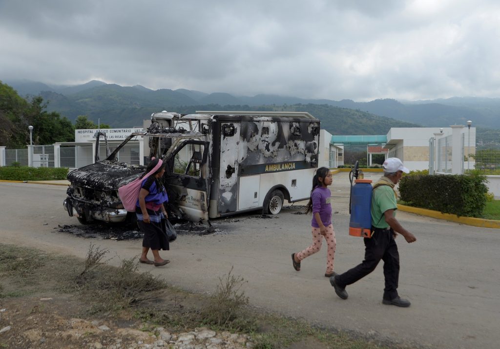 Villa de Las Rosas, México: personas pasan frente a una ambulancia que fue incendiada este jueves en el municipio. (Foto Prensa Libre: EFE)