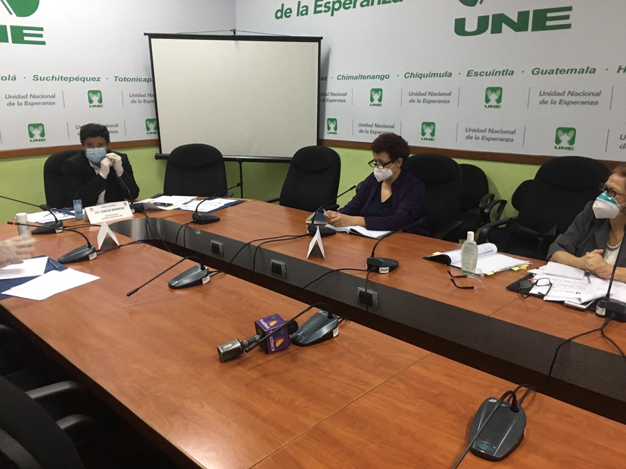 La ministra de Salud, Amelia Flores y la viceministra Nancy Pezzarossi asistieron a la bancada de la UNE. (Foto Prensa Libre: Congreso)