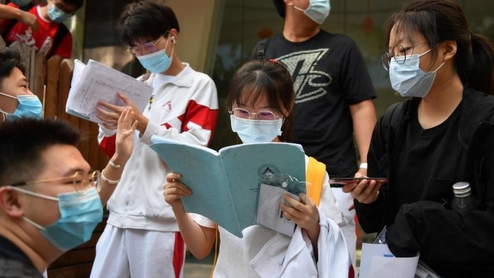 Esta edición del gaokao se celebró con medidas contra el coronavirus. (Foto Prensa Libre: AFP)