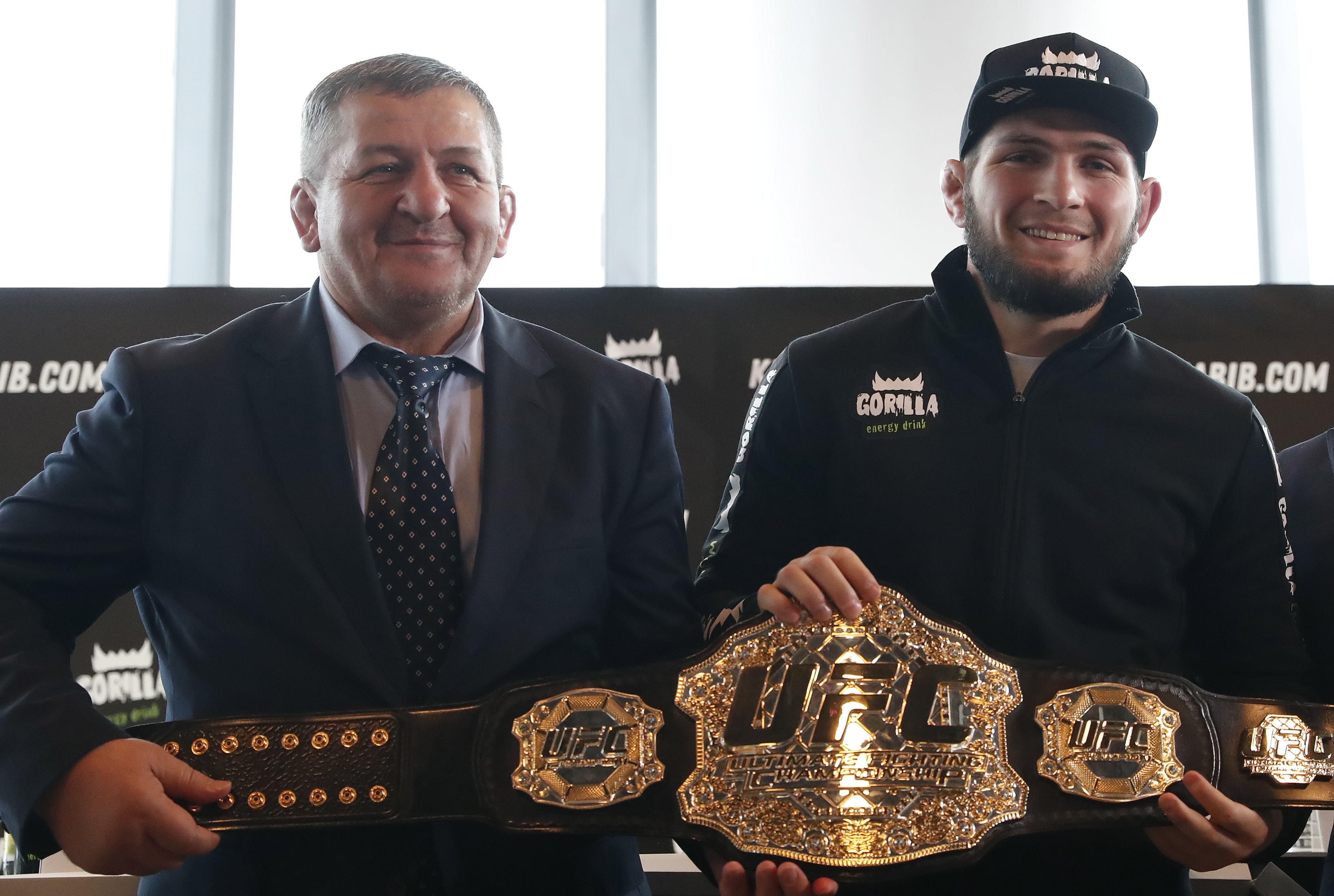 Khabib junto a su padre y entrenador Abdulmanap Nurmagomedov, quien falleció por complicaciones causadas por el coronavirus. (Foto Prensa Libre: EFE)