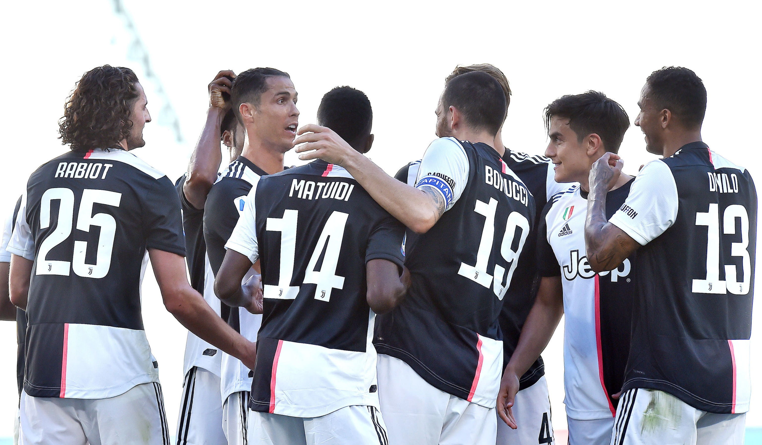 Cristiano Ronaldo es felicitado después de anotar de tiro libre en el partido de la Juventus contra el Torino. (Foto Prensa Libre: EFE).