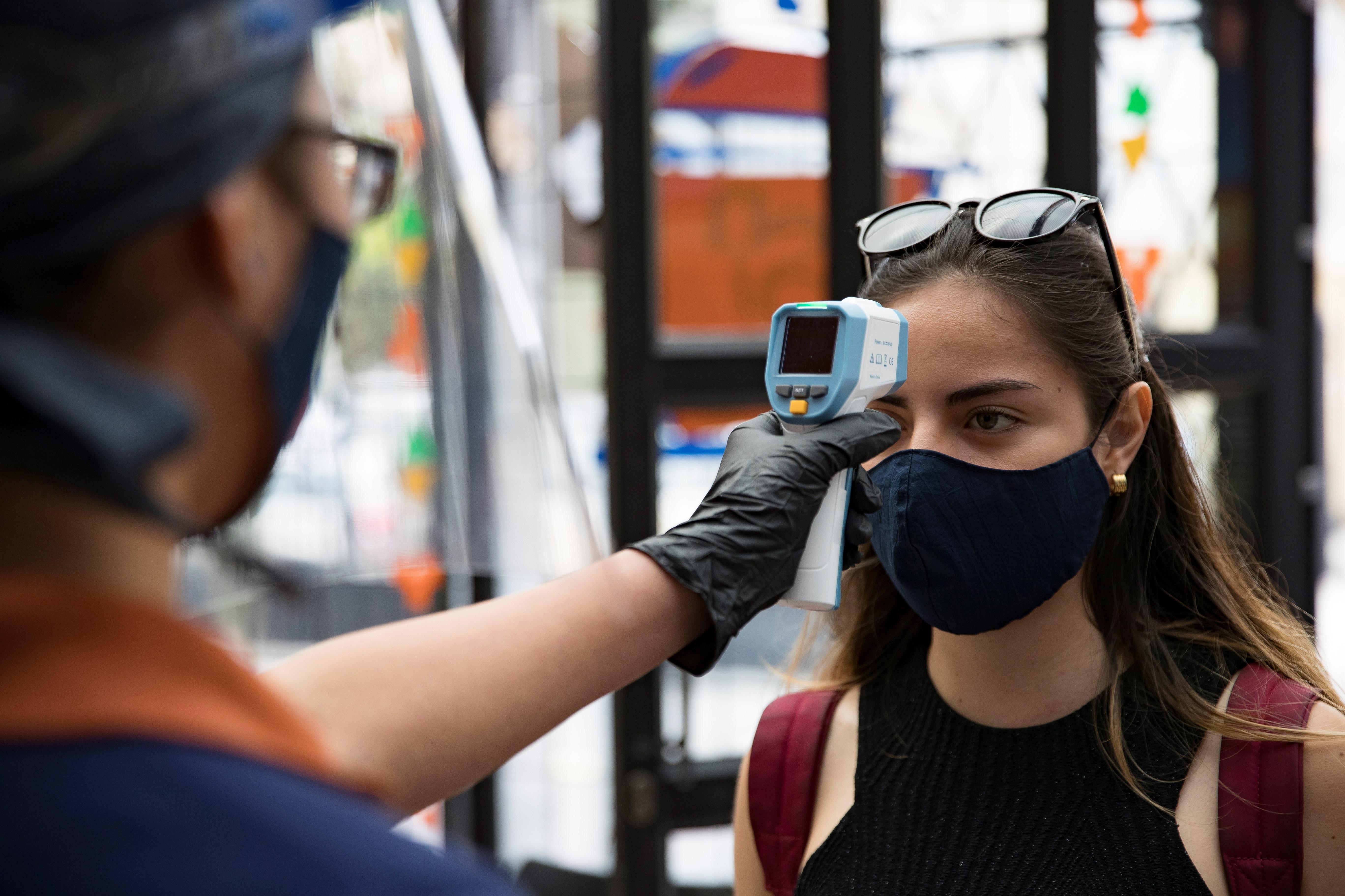 Los termómetros infrarrojos no causan ningún daño al cerebro ni a los ojos, según expertos. (Foto Prensa Libre: Hemeroteca PL)