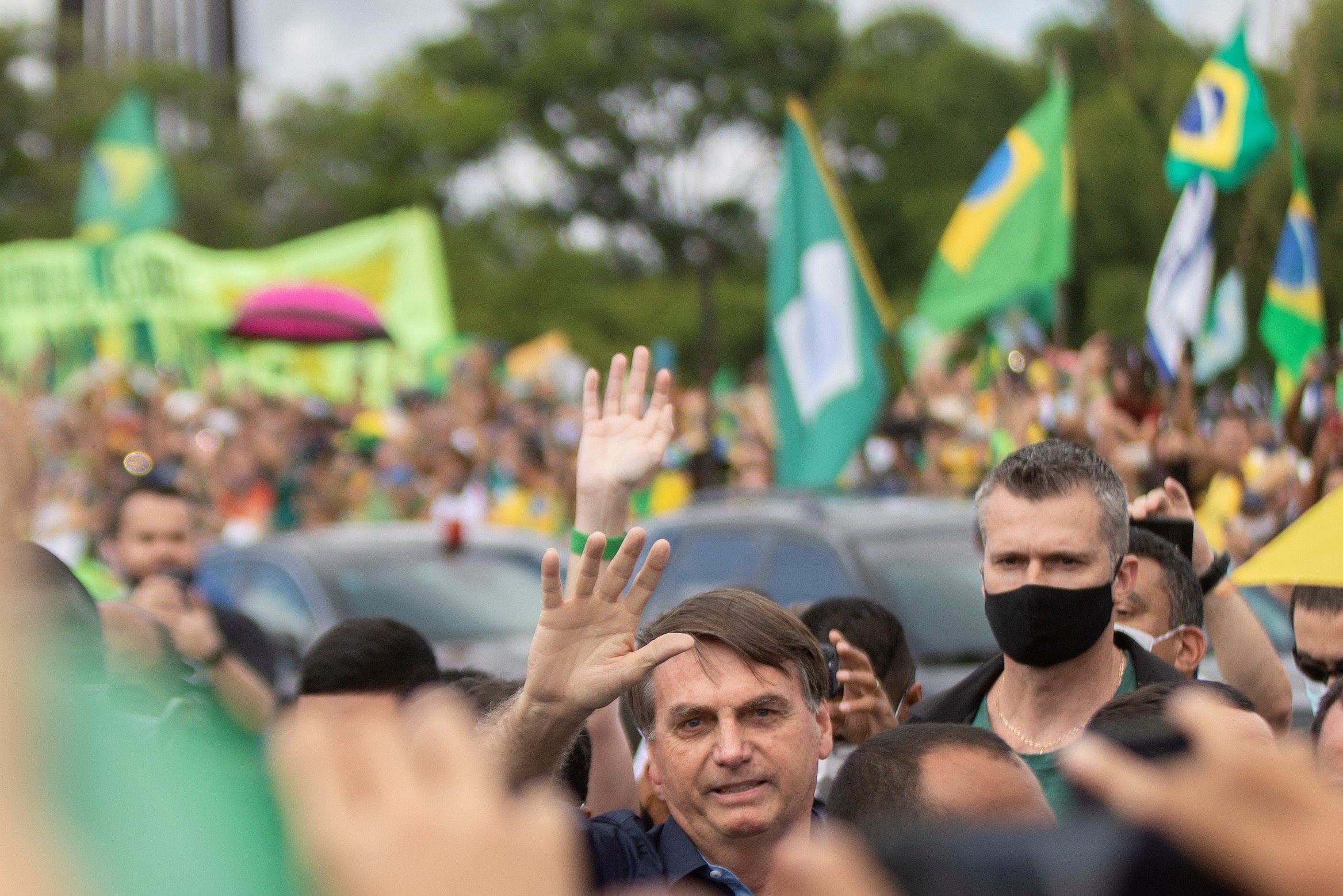 Hasta hace poco Jair Bolsonaro se daba baño de masas en Brasil hasta que le confirmado el contagio de coronavirus. (Foto Prensa Libre: Hemeroteca PL)