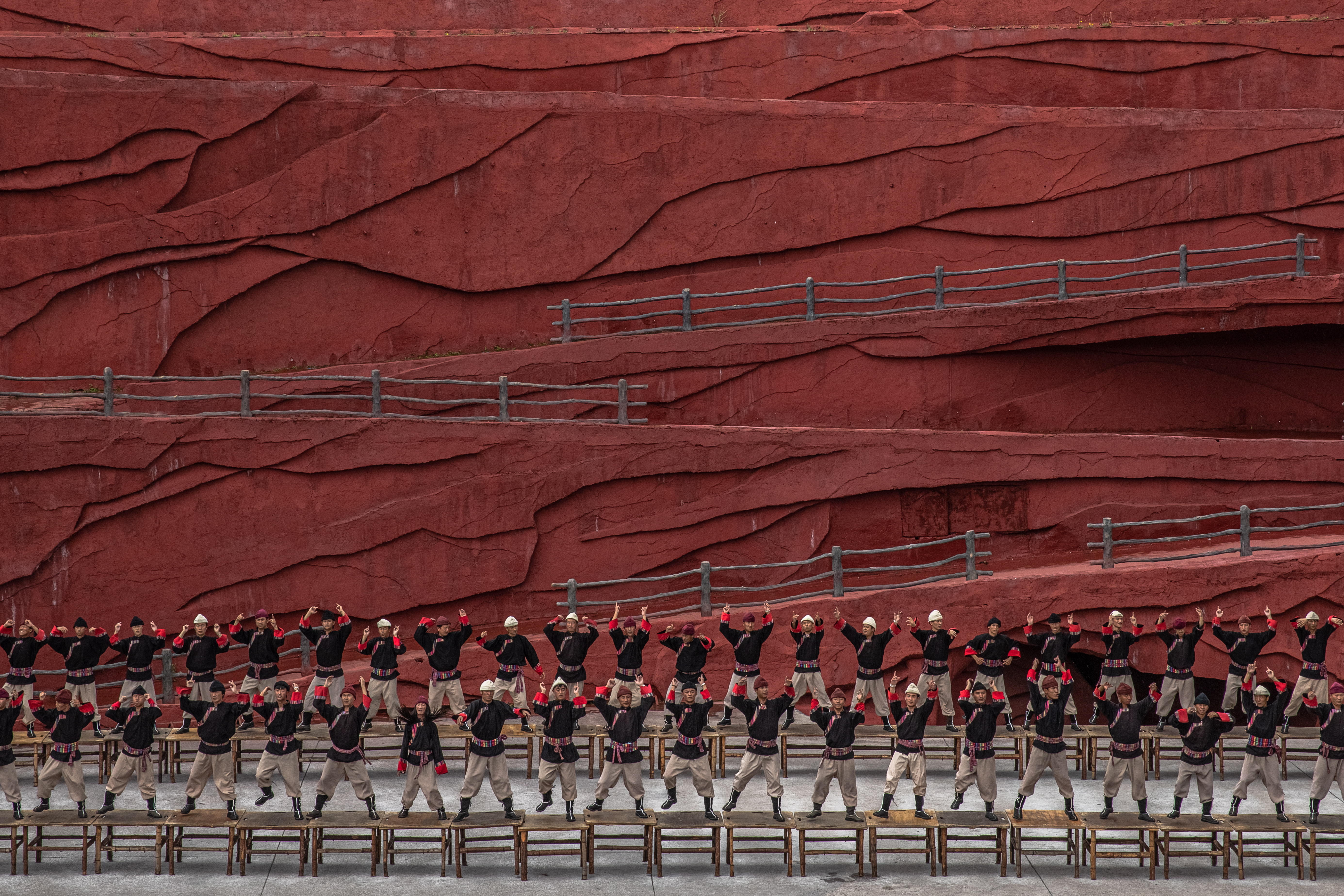 Miembros de las minorías étnicas Naxi, Yi y Bai representan un espectáculo cultural titulado Impresión Lijiang con la Montaña de Nieve del Dragón de Jade como telón de fondo, en Lijiang, provincia de Yunnan, China, el 15 de julio de 2020 (publicado el 22 de julio de 2020). Dirigida por el cineasta chino Zhang Yimou. Foto: EFE/EPA/ROMAN PILIPEY 