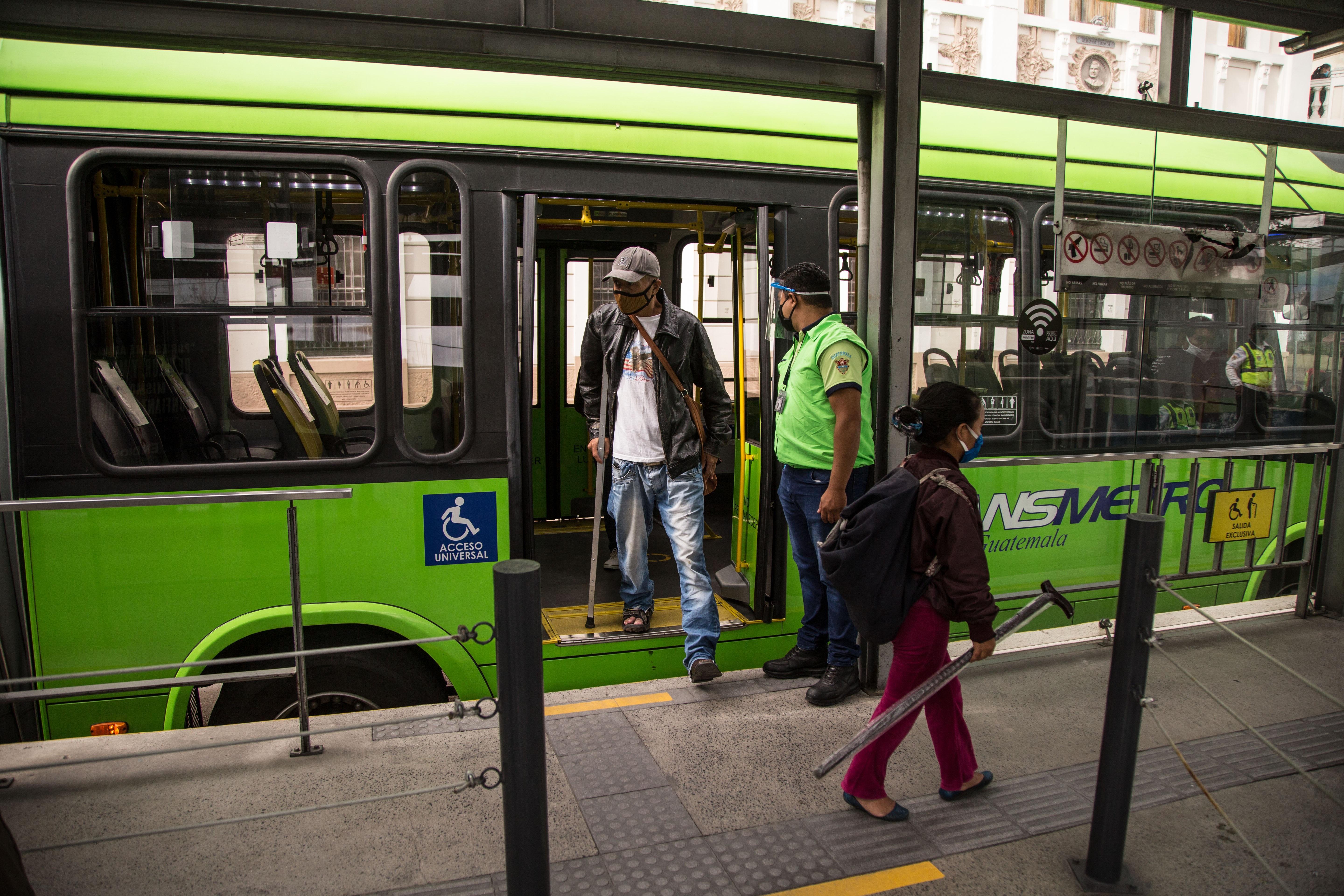 AME5526. CIUDAD DE GUATEMALA (GUATEMALA), 31/07/2020.- Un usuario se baja de un autobús de Transmetro este viernes, en Ciudad de Guatemala (Guatemala). Se reactiva la primera línea de transporte público de Ciudad de Guatemala después que el presidente de Guatemala anunciara una pausada reapertura económica y de movilidad después de más de 4 meses de restricciones en el transporte público para evitar el contagio del coronavirus, que ha provocado más de mil 800 muertes en el país centroamericano. EFE/ Esteban Biba