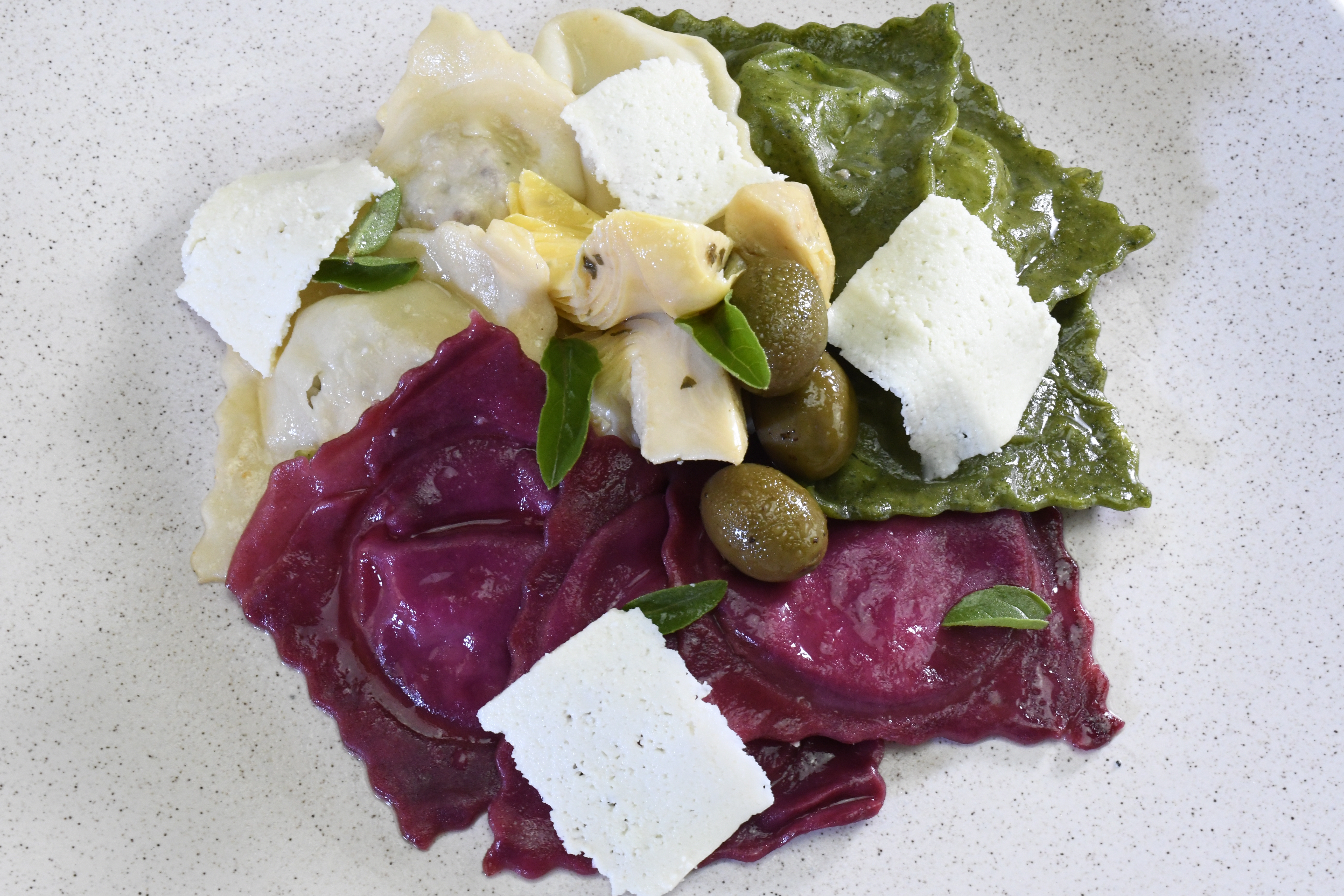 Ravioles de pasta verde, roja y blanca, con relleno de carne y calabaza con tocino, son la original versión del chef Byron Anzueto de este platillo italiano, uno de los más consumidos a nivel mundial. (Foto Prensa Libre, cortesía de Byron Anzueto)