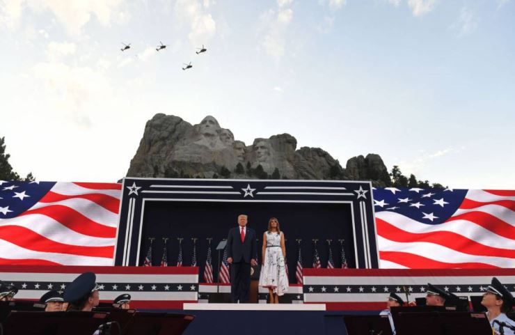 Trump llevó a cabo un mitin delante de los cuatro presidente tallados en el Monte Rushmore, planea estar en la explanada para dar un "saludo a Estados Unidos" acompañado de música y aviones militares. (Foto Prensa Libre: AFP)