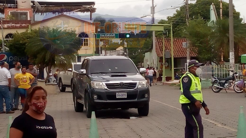 Rubén Neftalí Paredes, alcalde de Teculután, Zacapa, viajaba en un picop cuando fue atacado a balazos. (Foto Prensa Libre: Bomberos Voluntarios)