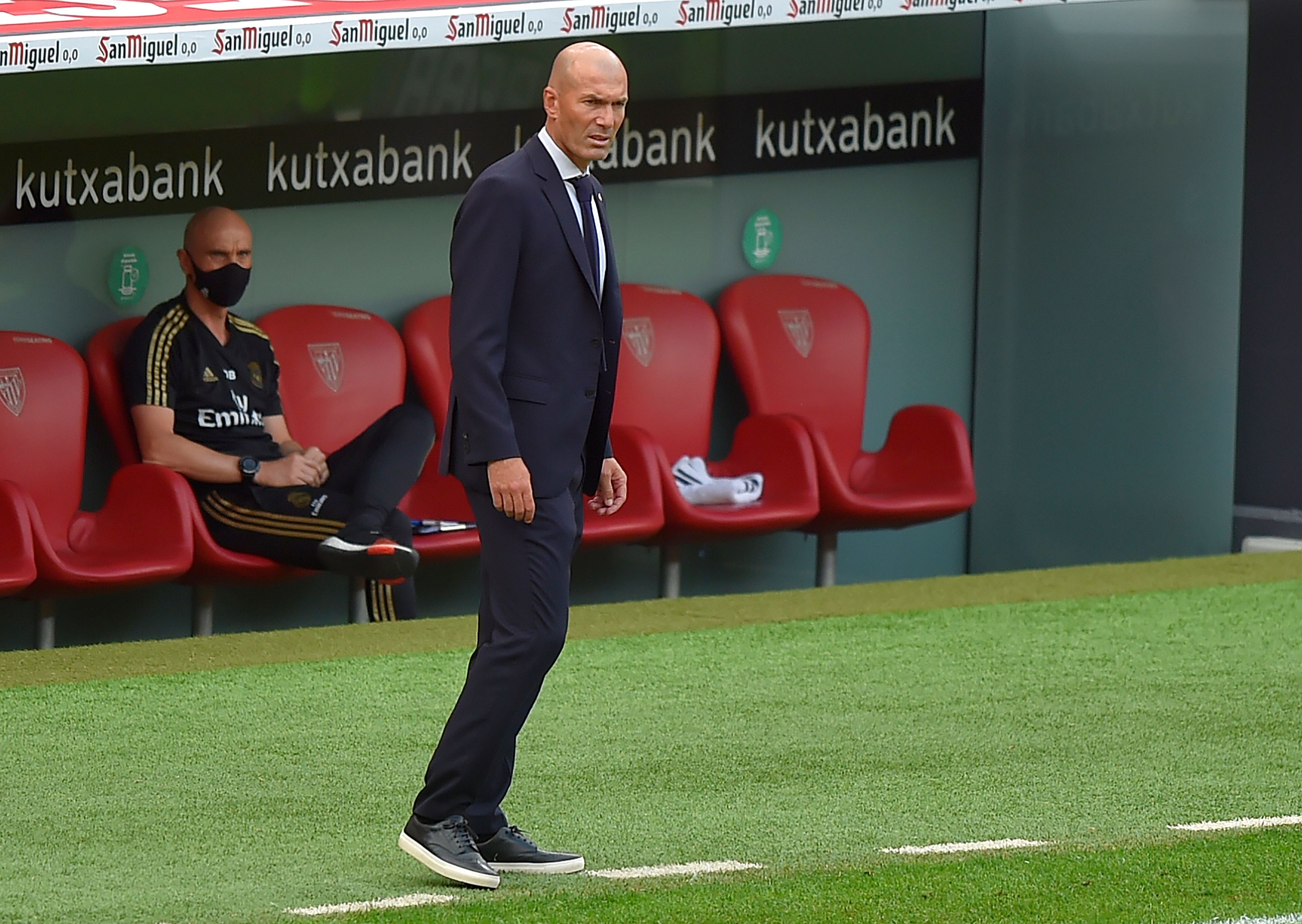 Zidane, durante le partido entre Athletic y Real Madrid. (Foto Prensa Libre: AFP)