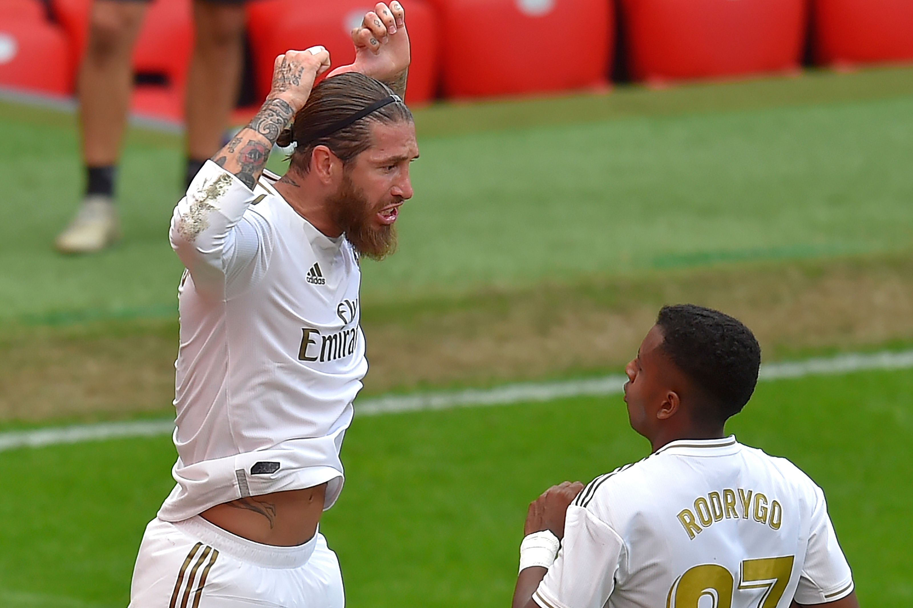 Sergio Ramos celebra con Rodrygo después de anotar el gol del triunfo. (Foto Prensa Libre: AFP)