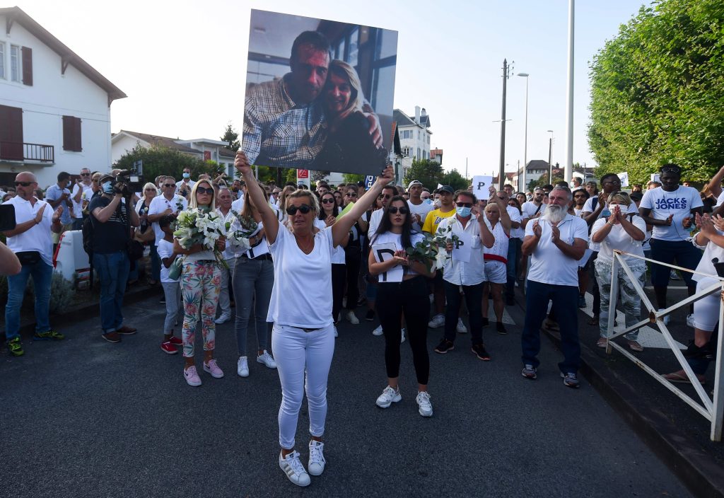 Entre lágrimas y aplausos, familiares y vecinos despiden a conductor que murió vapuleado en Francia. (Foto Prensa Libre: AFP)