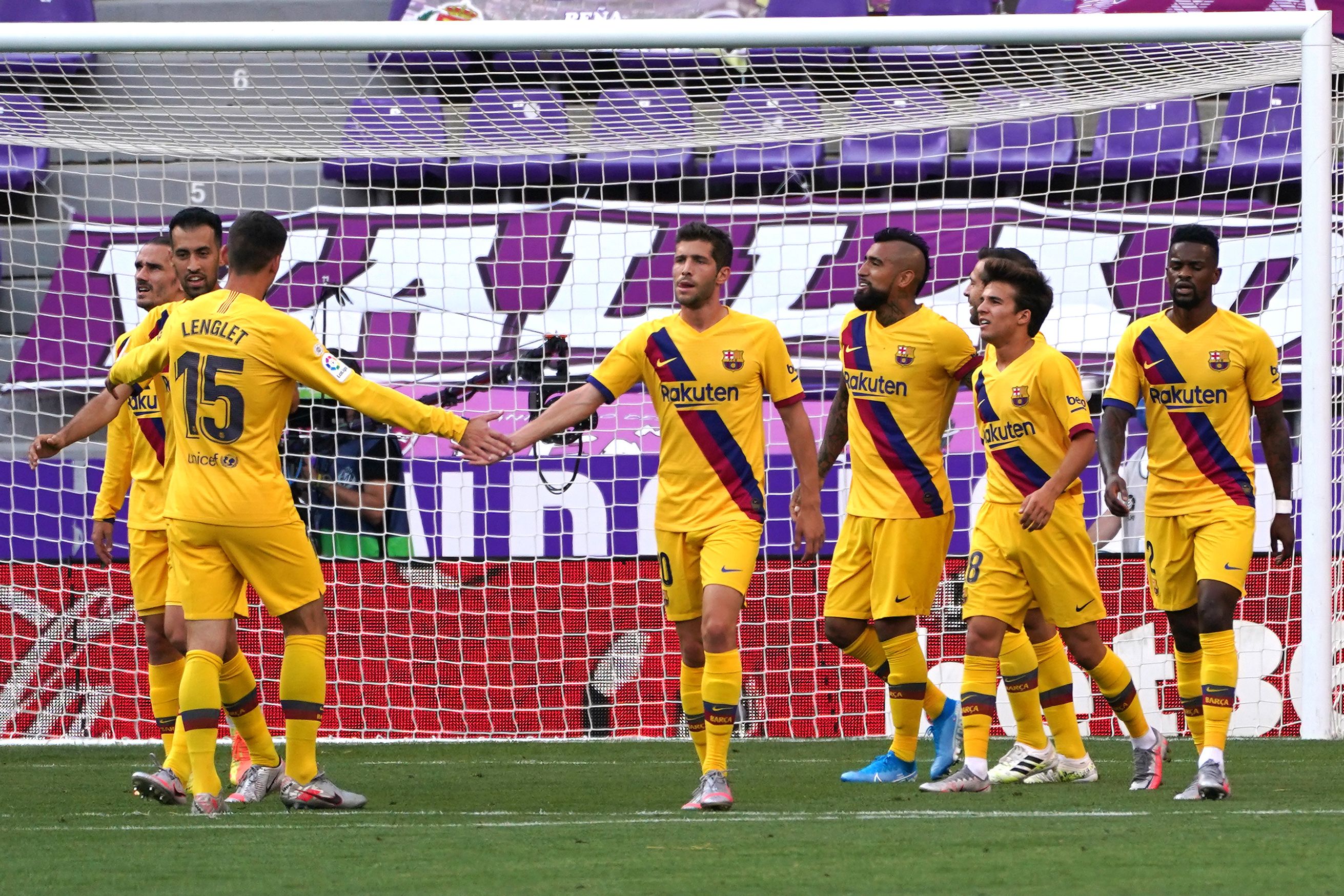 Los jugadores del Barcelona festejan el único gol contra Valladolid conseguido por Arturo Vidal. (Foto Prensa Libre: AFP).