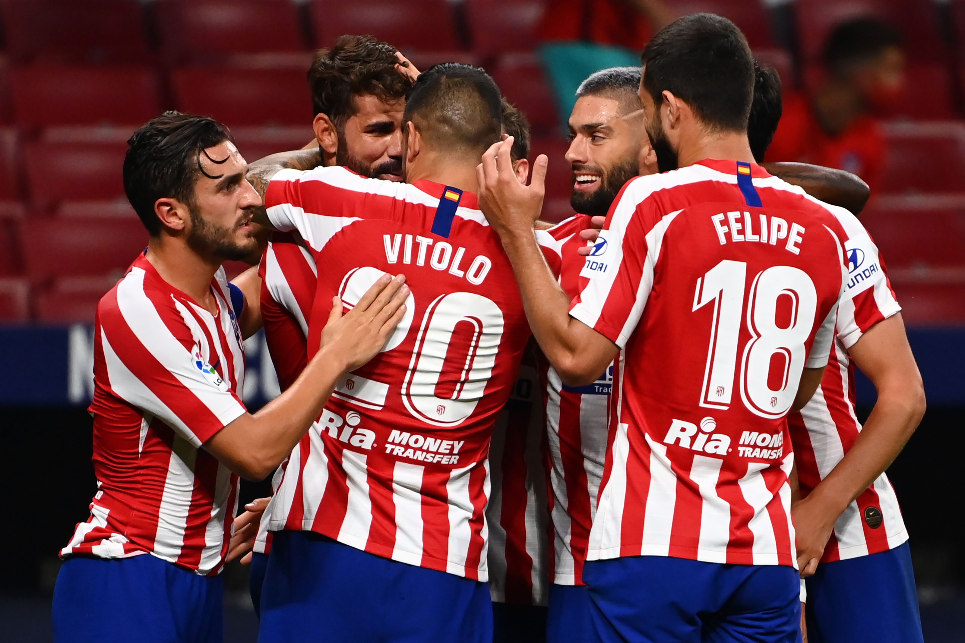 Diego Costa celebra con sus compañeros el gol del triunfo del Atlético de Madrid. (Foto Prensa Libre: AFP).