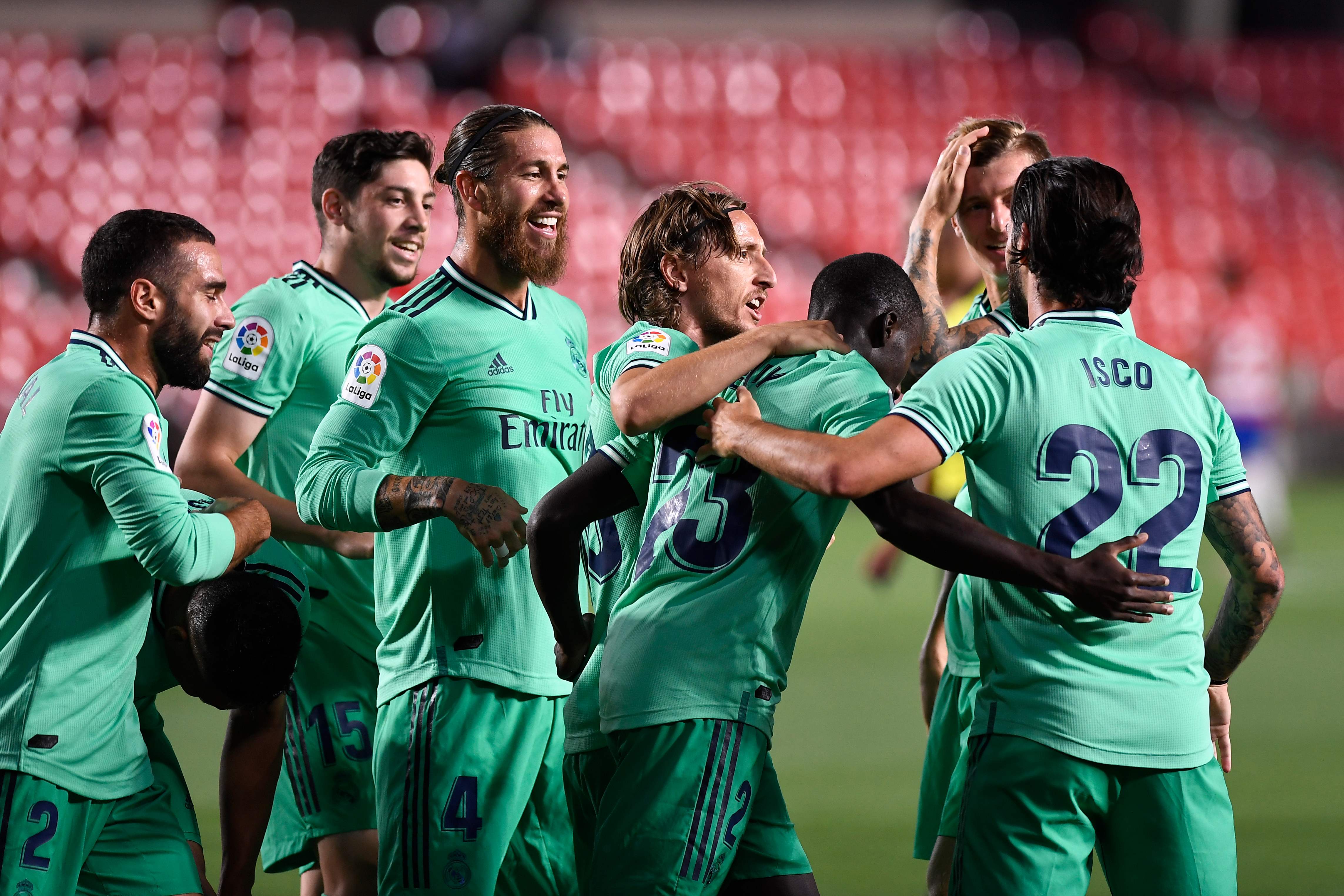 Los jugadores del Real Madrid festejan frente al Granada. (Foto Prensa Libre: AFP)