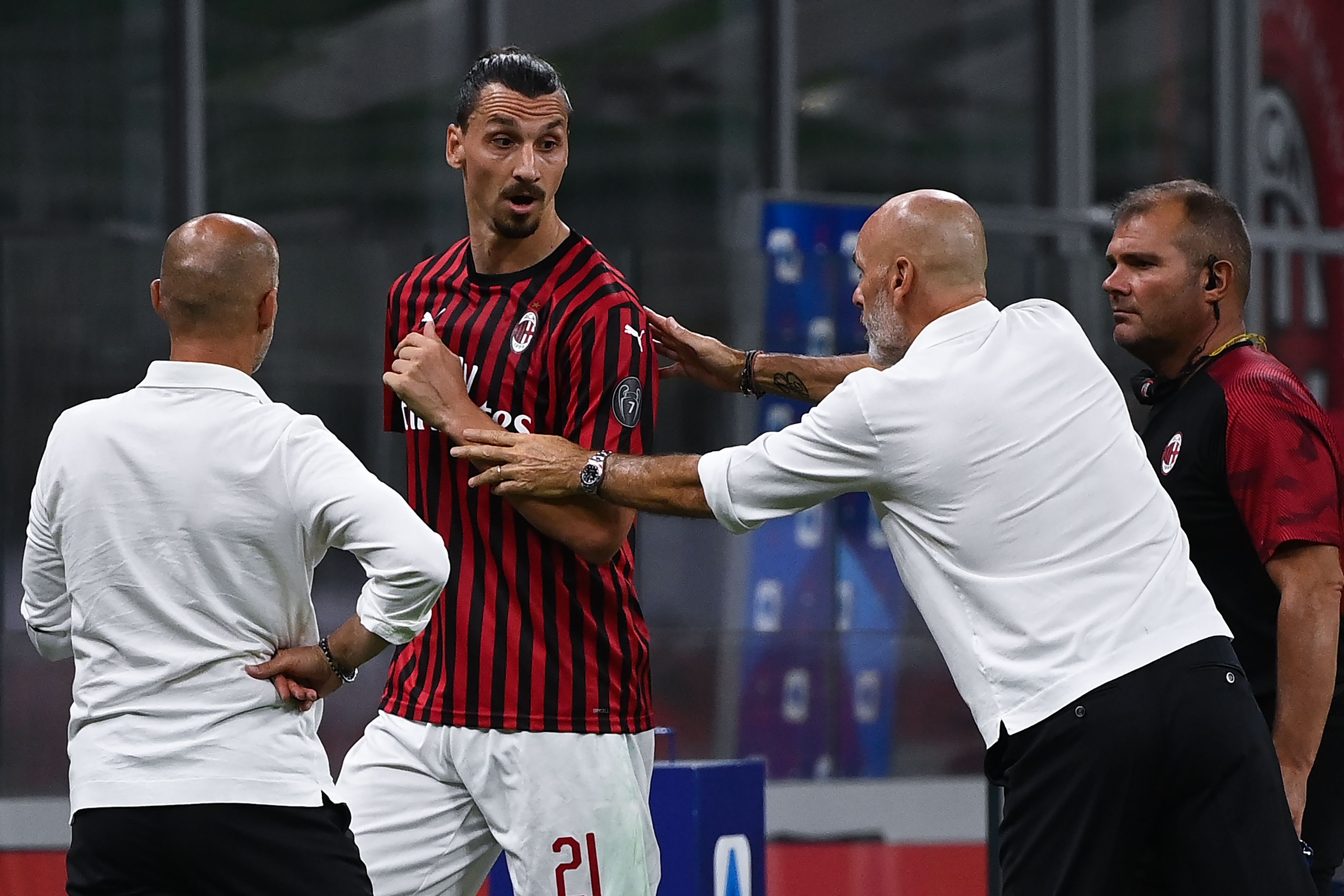 Zlatan Ibrahimovic discute con el técnico Stefano Pioli durante el partido contra el Bolonia. (Foto Prensa Libre: AFP).