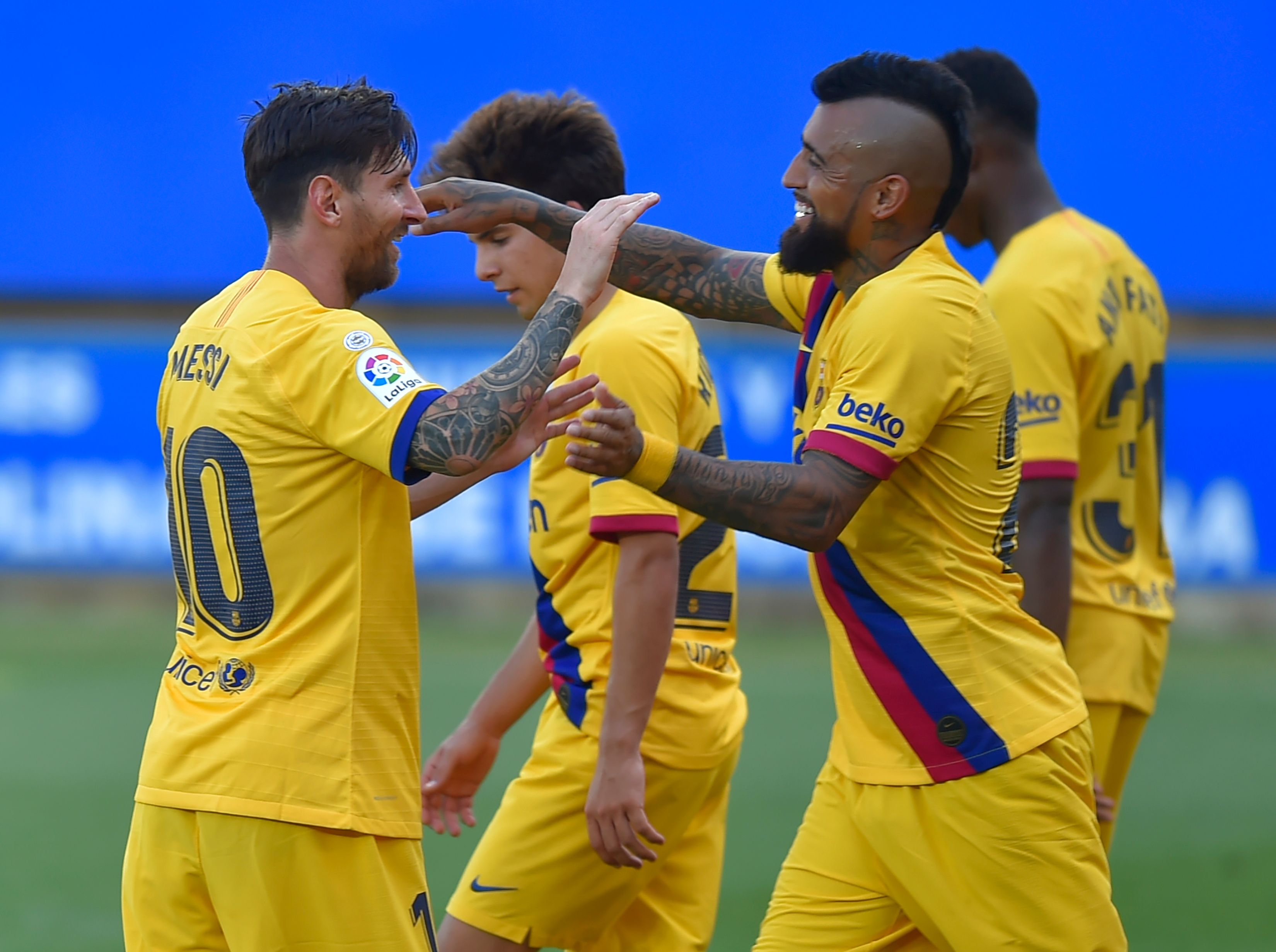 Lionel Messi  celebra con Arturo Vidal uno de los goles del Barsa contra Alavés. (Foto Prensa Libre: AFP).