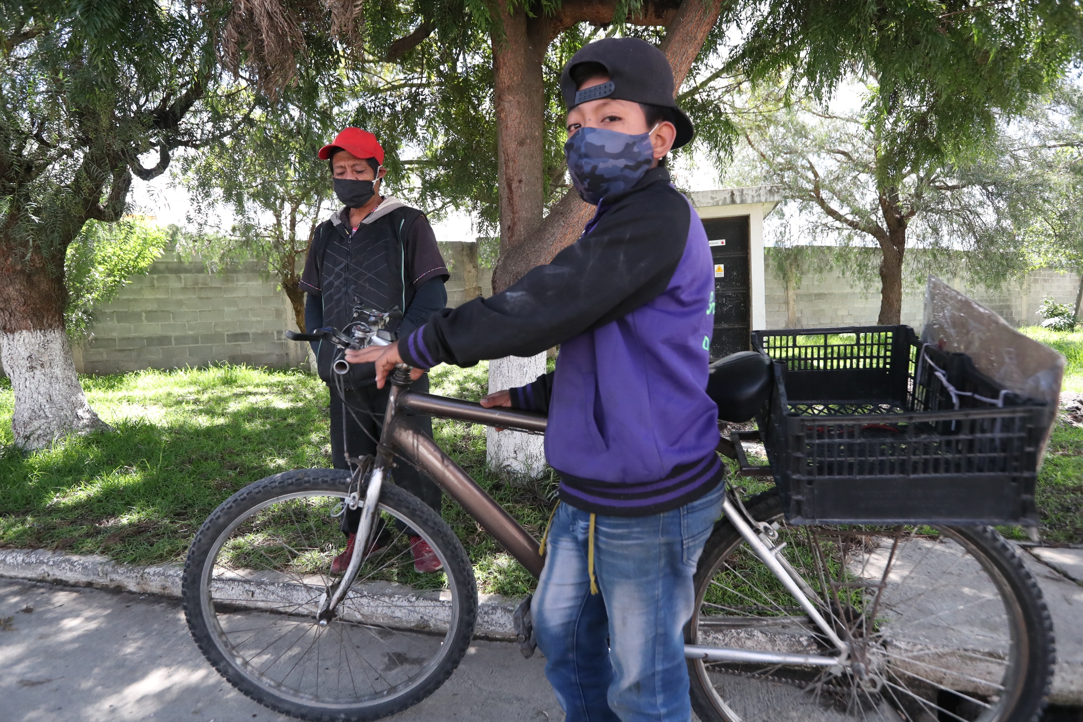 Andy Escobar, de 13 años, junto a su padre Agustín, luchan por salir adelante en medio de la crisis por el covid. (Foto Prensa Libre: María Longo) 