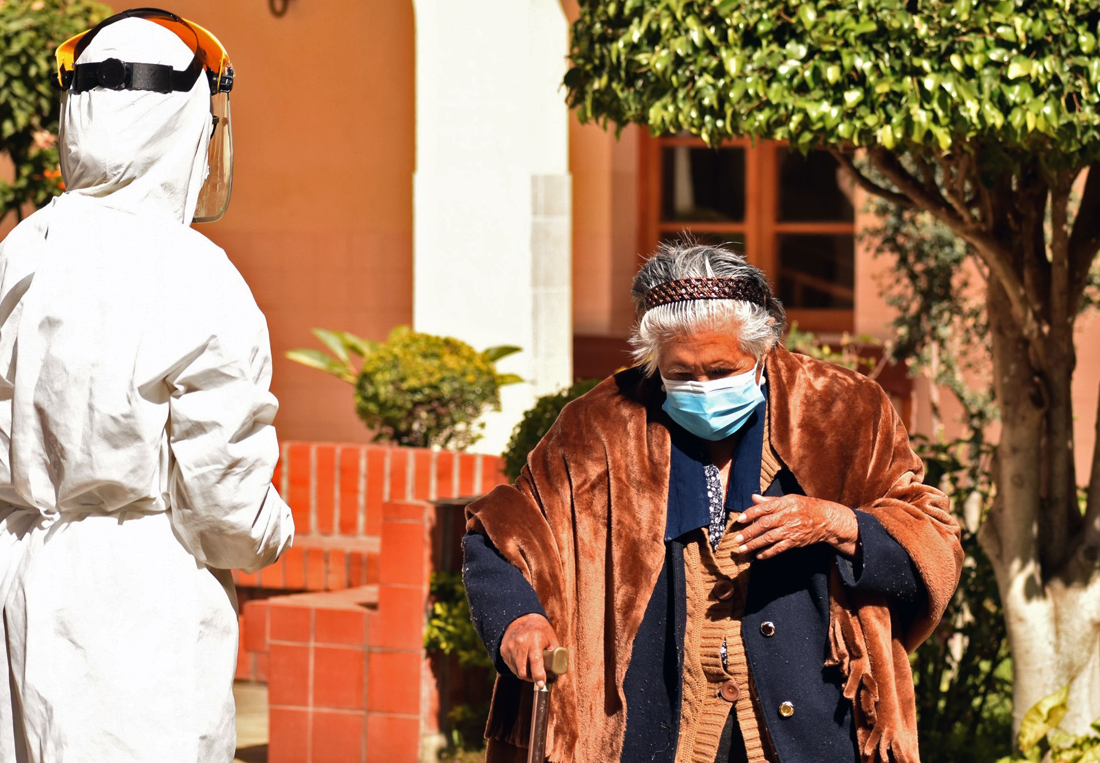 En el hogar de ancianos San José, en Cochabamba, Bolivia, hay más de cien adultos mayores. (Foto Prensa Libre: AFP)