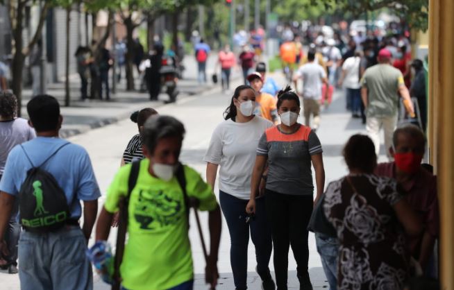 Guatemaltecos salen a las calles con mascarilla para protegerse del contagio de coronavirus. (Foto Prensa Libre: Hemeroteca PL). 