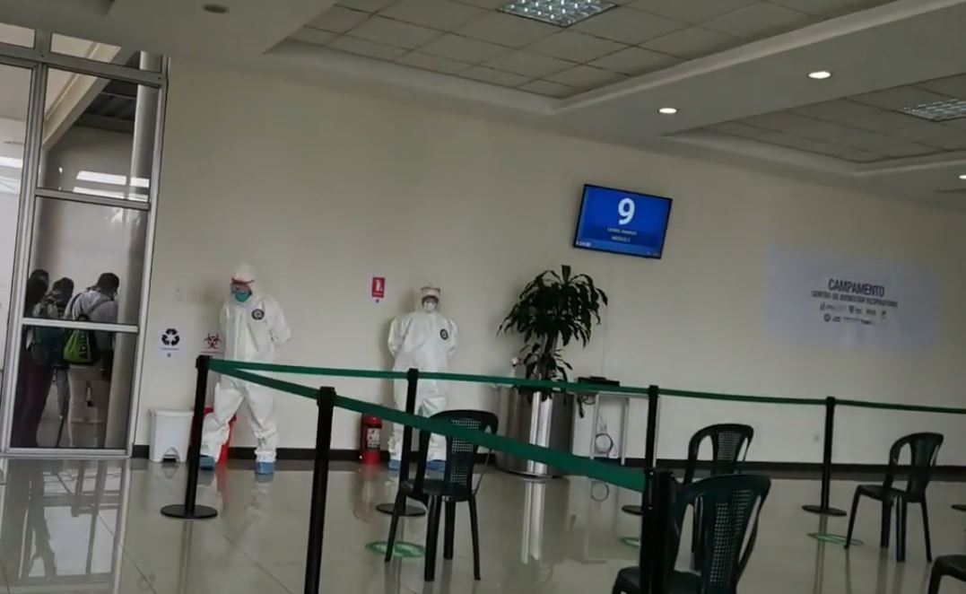 Ingreso al cuarto Centro de Atención Respiratorio para atender a vecinos por la crisis por el coronavirus. (Foto ´Prensa Libre: Tomada de video de la comuna)