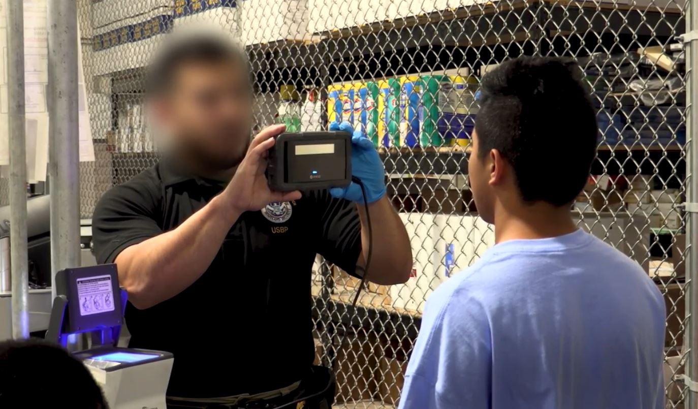 Un oficial de la Patrulla Fronteriza registra a un migrante en un centro de detención. (Foto Prensa Libre: Hemeroteca PL)