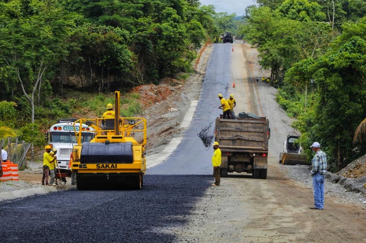 Carretera que conduce de la aldea San Francisco a la frontera Ingenieros en  Quiché. Hace unos días el presidente Alejandro Giammattei y el ministro de Comunicaciones, Josué Edmundo Lemus supervisaron los trabajos en el tramo, cuya adjudicación se remonta a noviembre del 2018, cuatro meses después de que comenzara el proceso de licitación. (Foto: CIV)