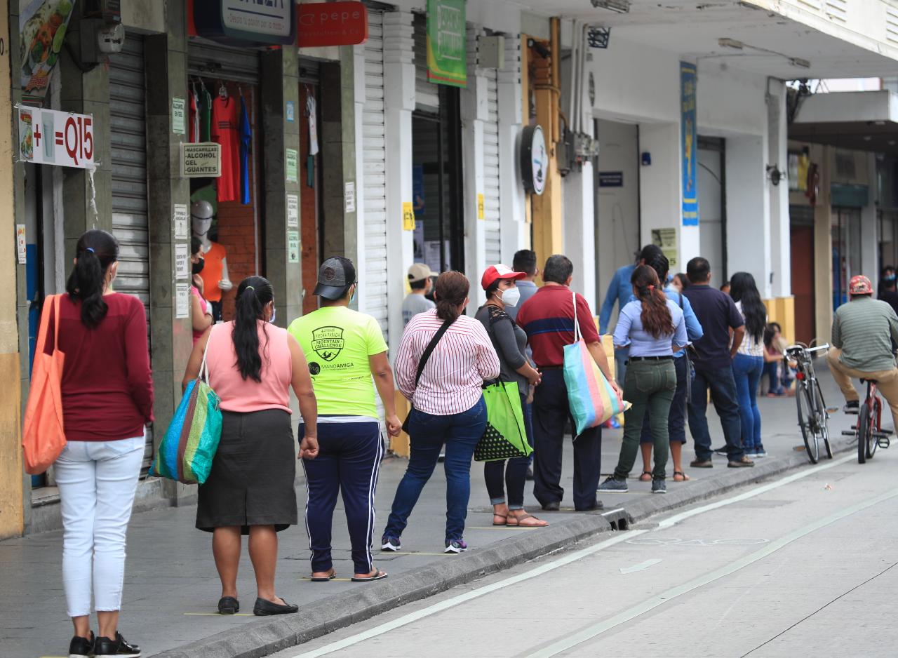 El uso de mascarillas en lugares públicos es una de las medidas impuestas en Guatemala para prevenir contagios de coronavirus. (Foto Prensa Libre: Carlos H. Ovalle)