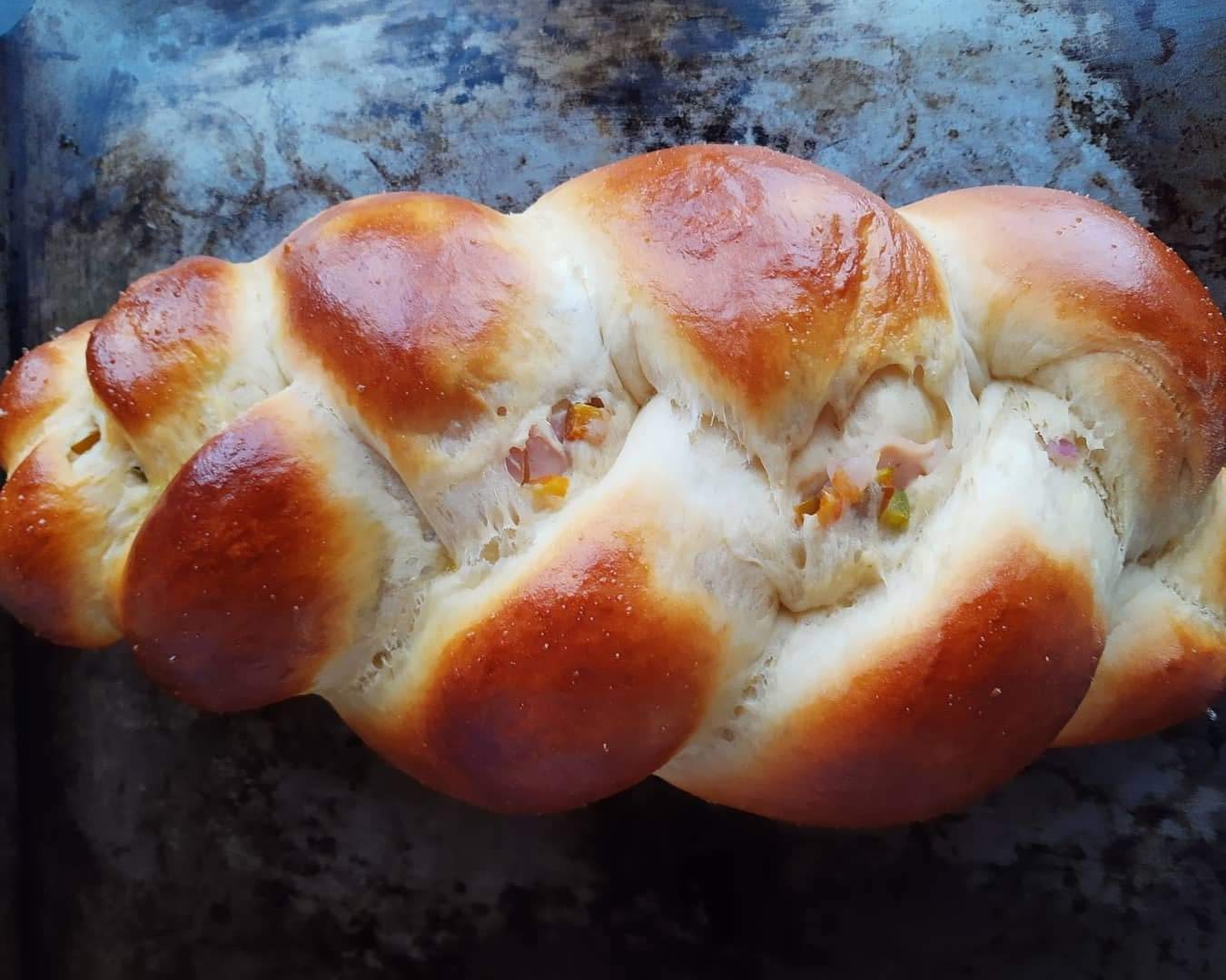 Esta trenza rellena de jamón, receta de Carmen Chour, se puede preparar con diversos rellenos. (Foto Prensa Libre, cortesía de Carmen Chour)