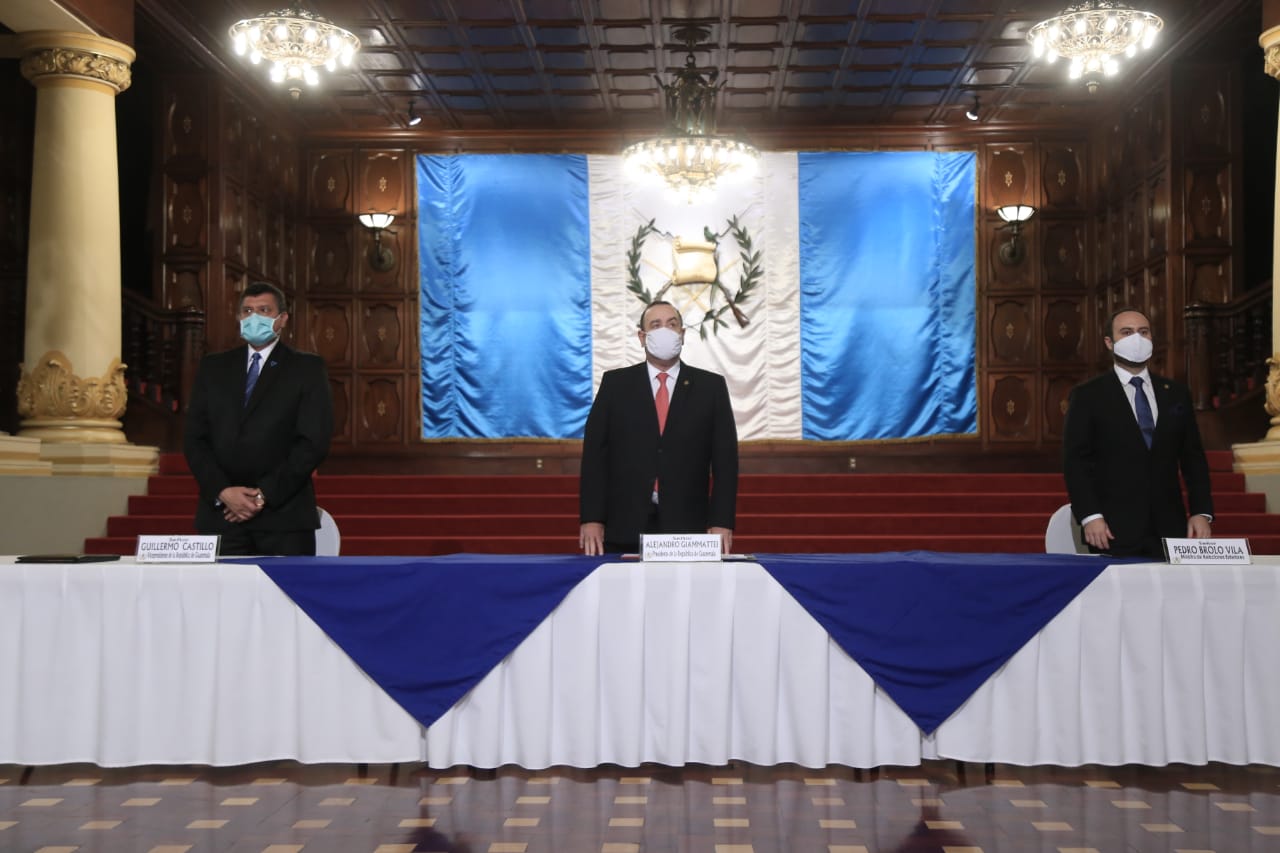 El vicepresidente Guillermo Castillo, el presidente Alejandro Giammattei y el canciller Pedro Brolo en el acto de creación del Conadeh. (Foto Prensa Libre: Presidencia)