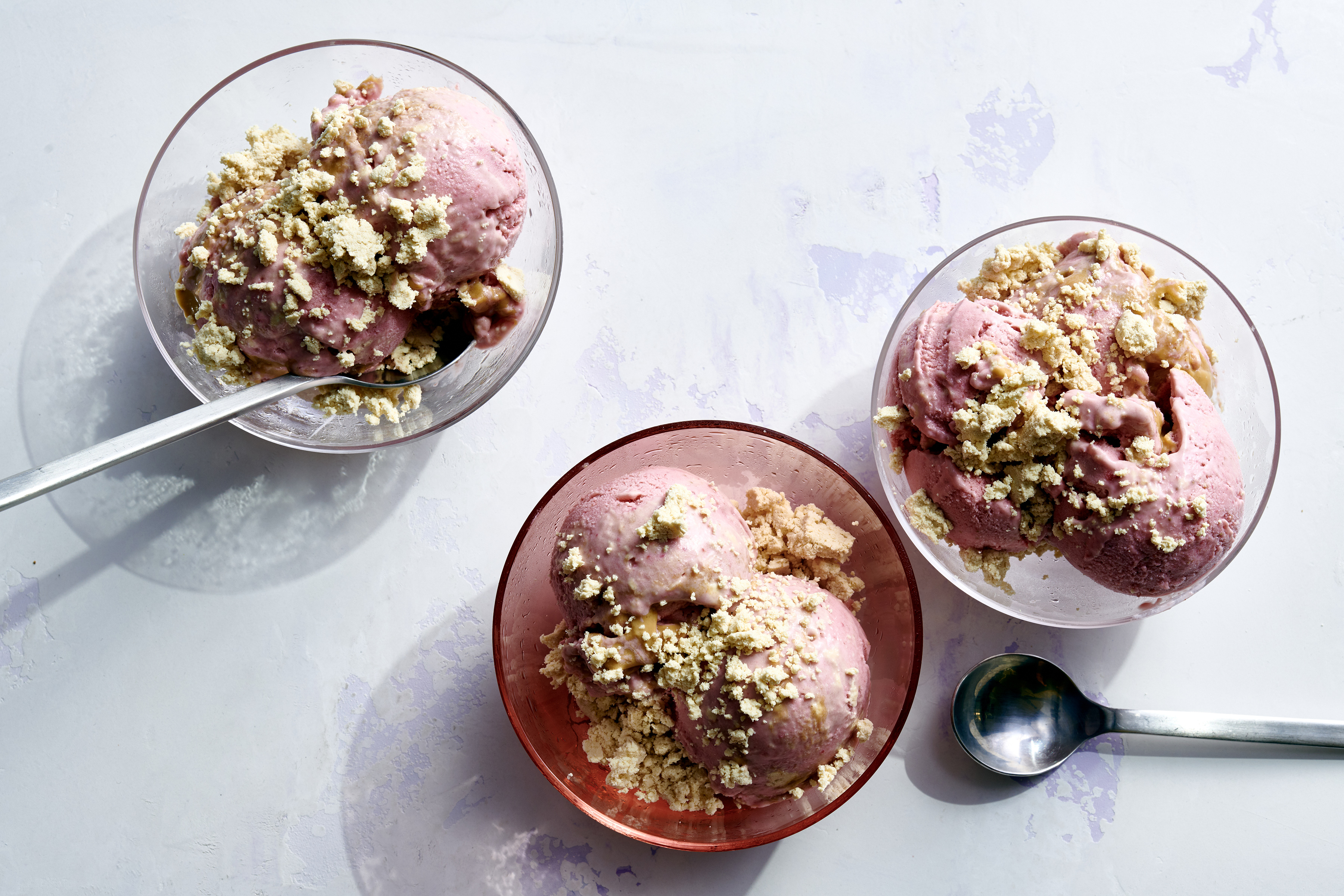 Un helado que se prepara fácilmente, solo necesita tener fresas congeladas, ajonjolí y un lácteo.  Foto Prensa Libre:  David Malosh/The New York Times 