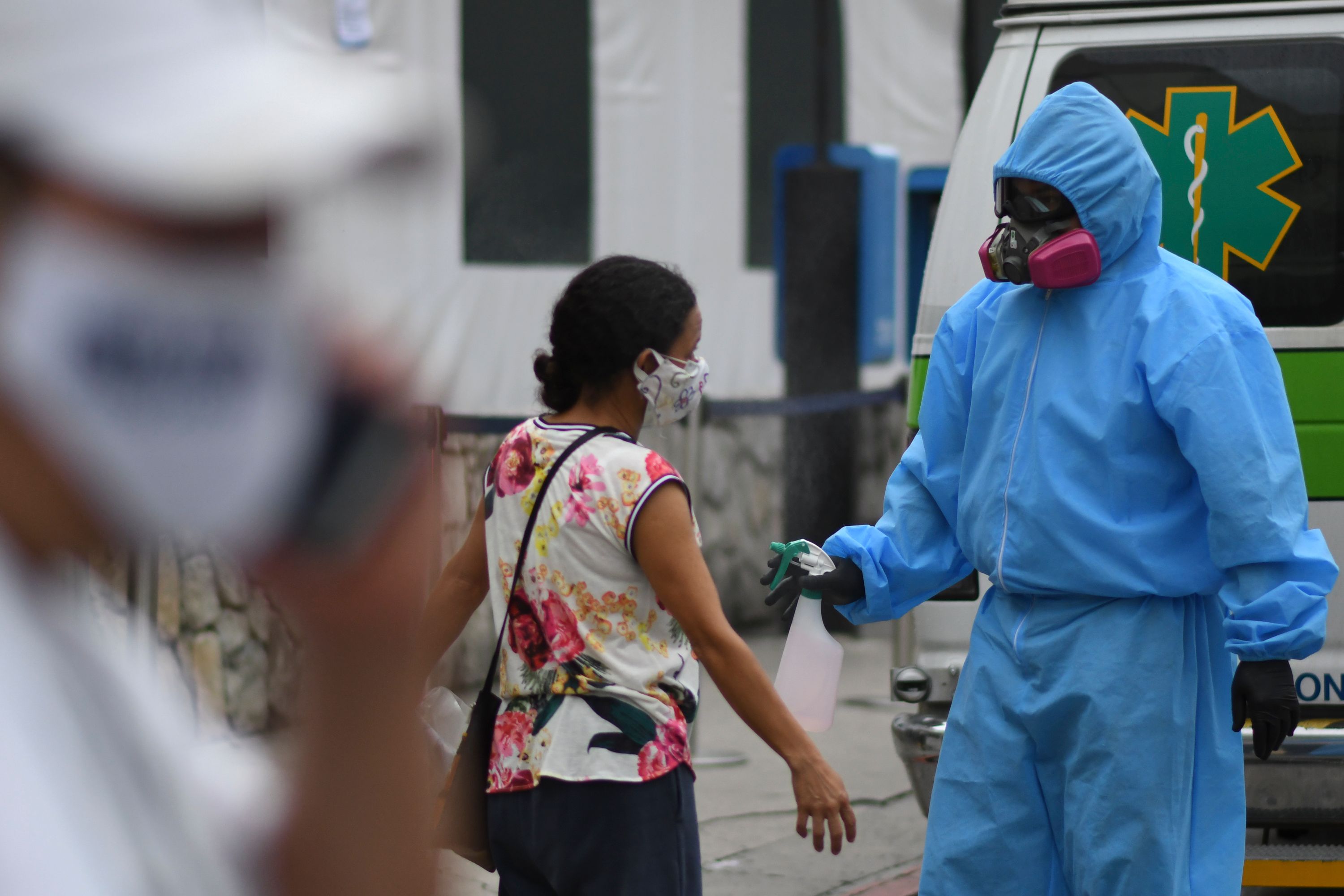 Los casos de pacientes recuperados se incrementaron en Guatemala luego de la aplicación de una plataforma digital. (Foto Prensa Libre: AFP)
