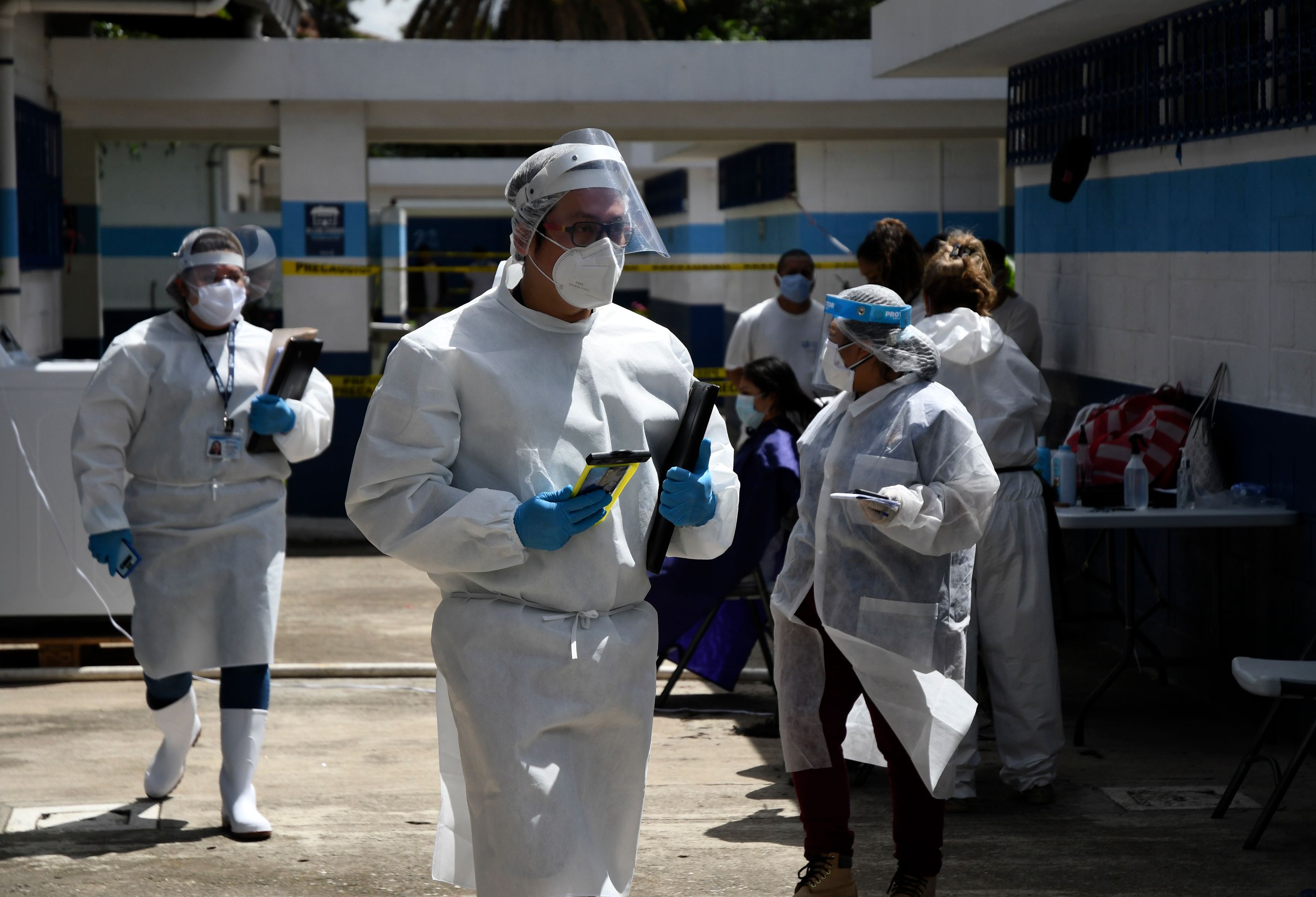 Las medidas de prevención continuarán hasta que se consiga una cura contra el covid - 19, primordialmente lavado de manos, uso de mascarilla y distanciamiento social.  . (Foto Prensa Libre: AFP)