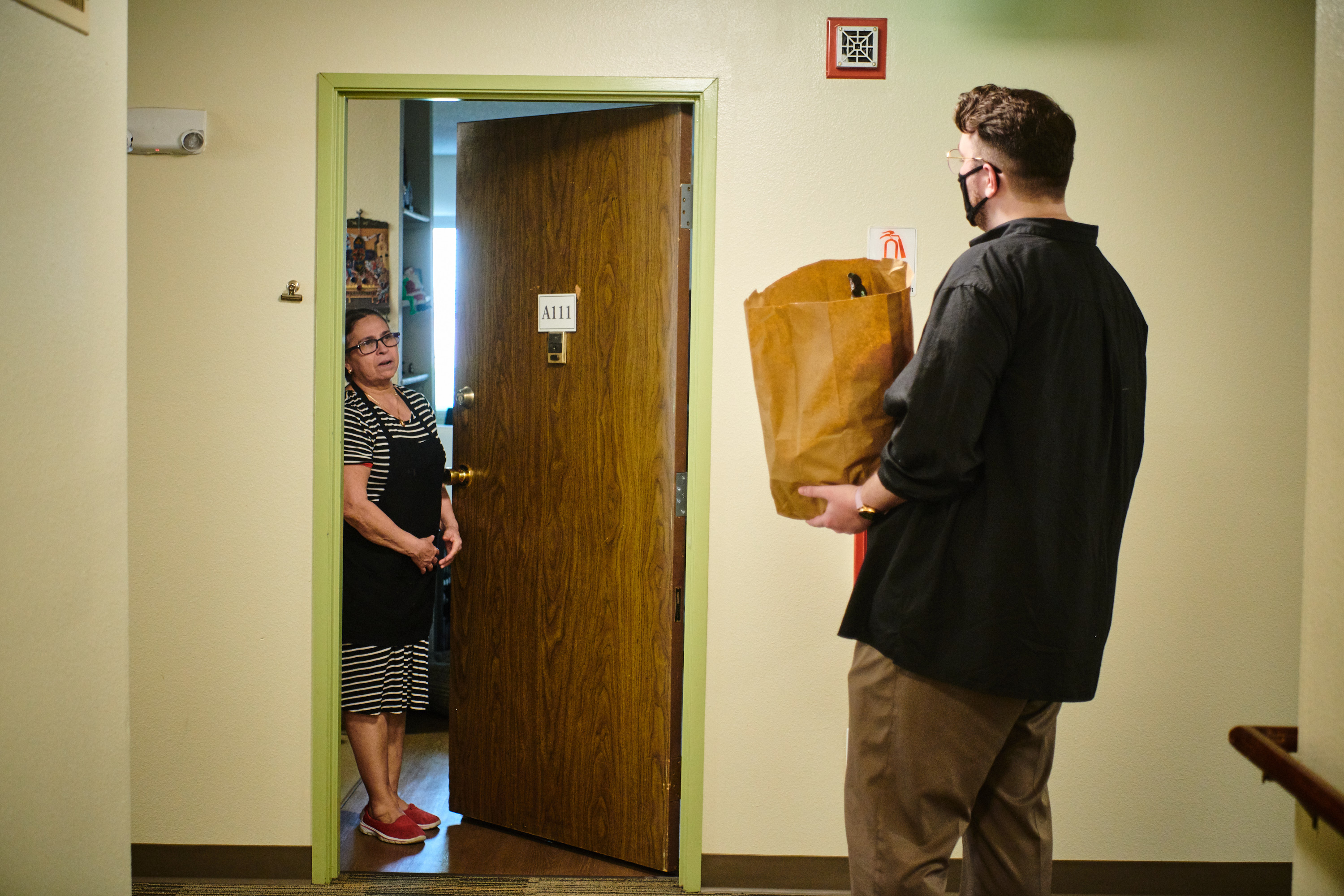 Federico Wannesson entrega alimentos, como parte de un programa de ayuda para personas mayores provisto por el Centro Cultural de Washington sin fines de lucro, en Hillsboro, Oregon, el 23 de junio de 2020. "Los académicos lo llaman la 'paradoja hispana': a pesar de la pobreza y la discriminación, los hispanoamericanos viven significativamente más tiempo que los estadounidenses blancos o negros", escribe el columnista del New York Times Nicholas Kristof. "Es una paradoja porque los desfavorecidos normalmente viven vidas más cortas". (Leah Nash / The New York Times)