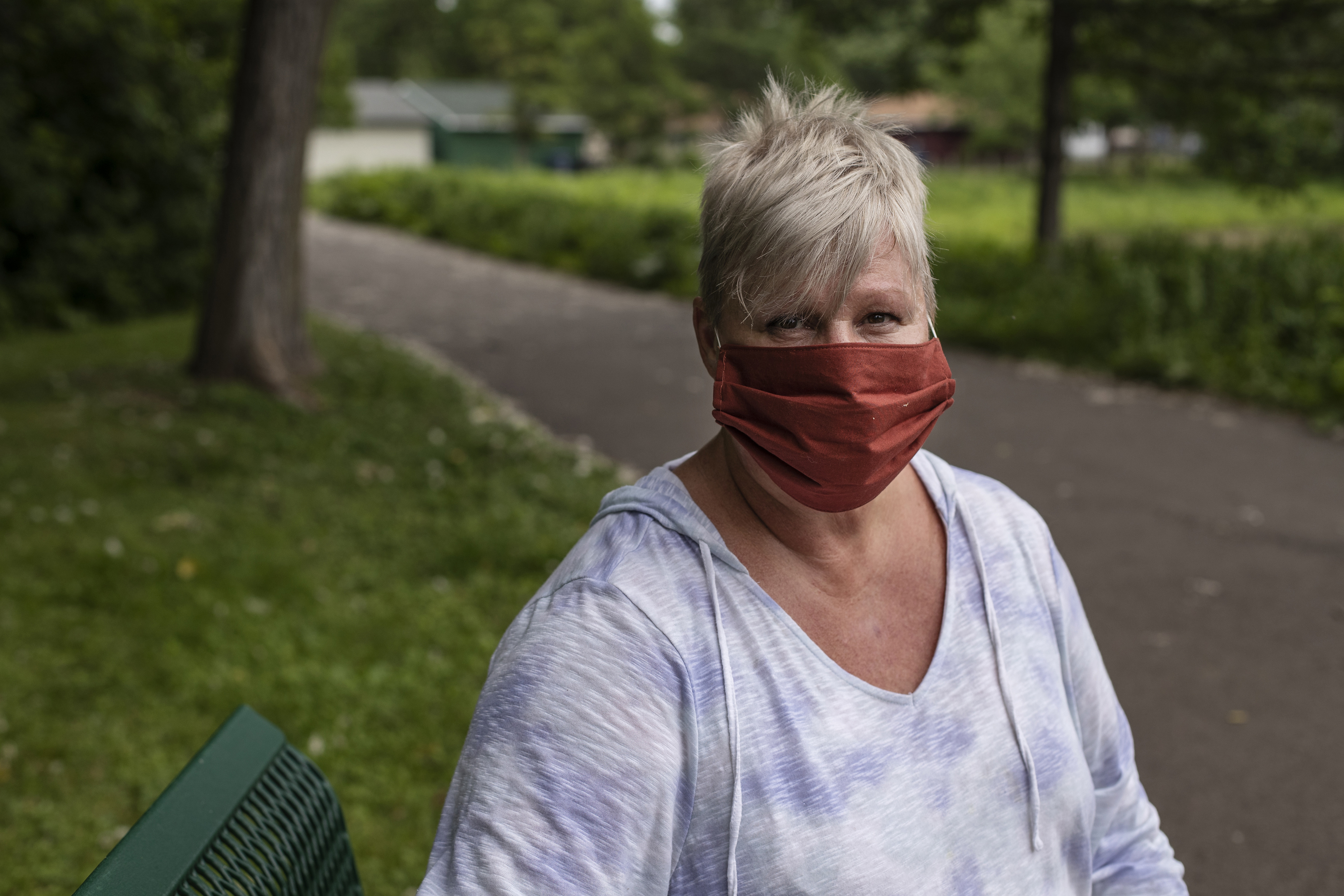 Joni Kueng, madre de Alex Kueng, uno de los policías arrestados en la muerte de George Floyd, en Minneapolis, el 9 de junio de 2020. (Victor J. Blue/The New York Times)