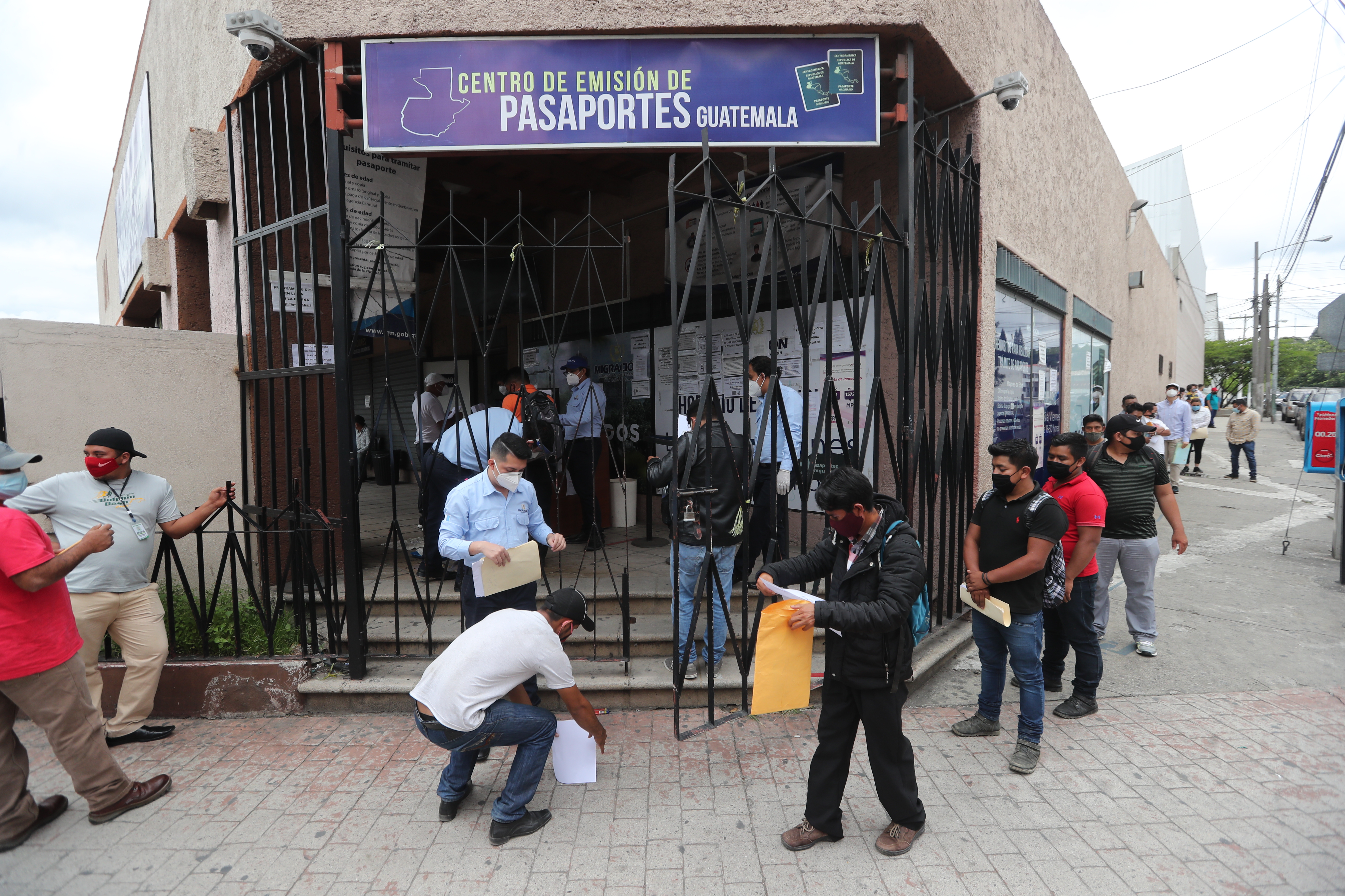 Imagen de archivo del centro de emisión de pasaportes. (Foto Prensa Libre: Érick Ávila)