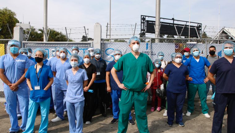 La falta de equipo de protección, pago de salarios y contratos son algunas quejas que han expuesto el personal médico del hospital temporal del Parque de la Industria. (Foto Prensa Libre: Hemeroteca)  