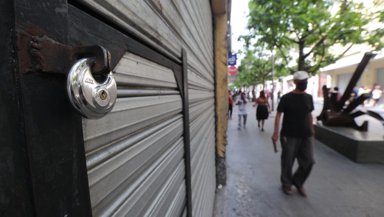 El cierre obligatorio de comercios por el confinamiento para contener el coronavirus se debe ver como una crisis temporal. (Foto Prensa Libre: Érick Ávila)