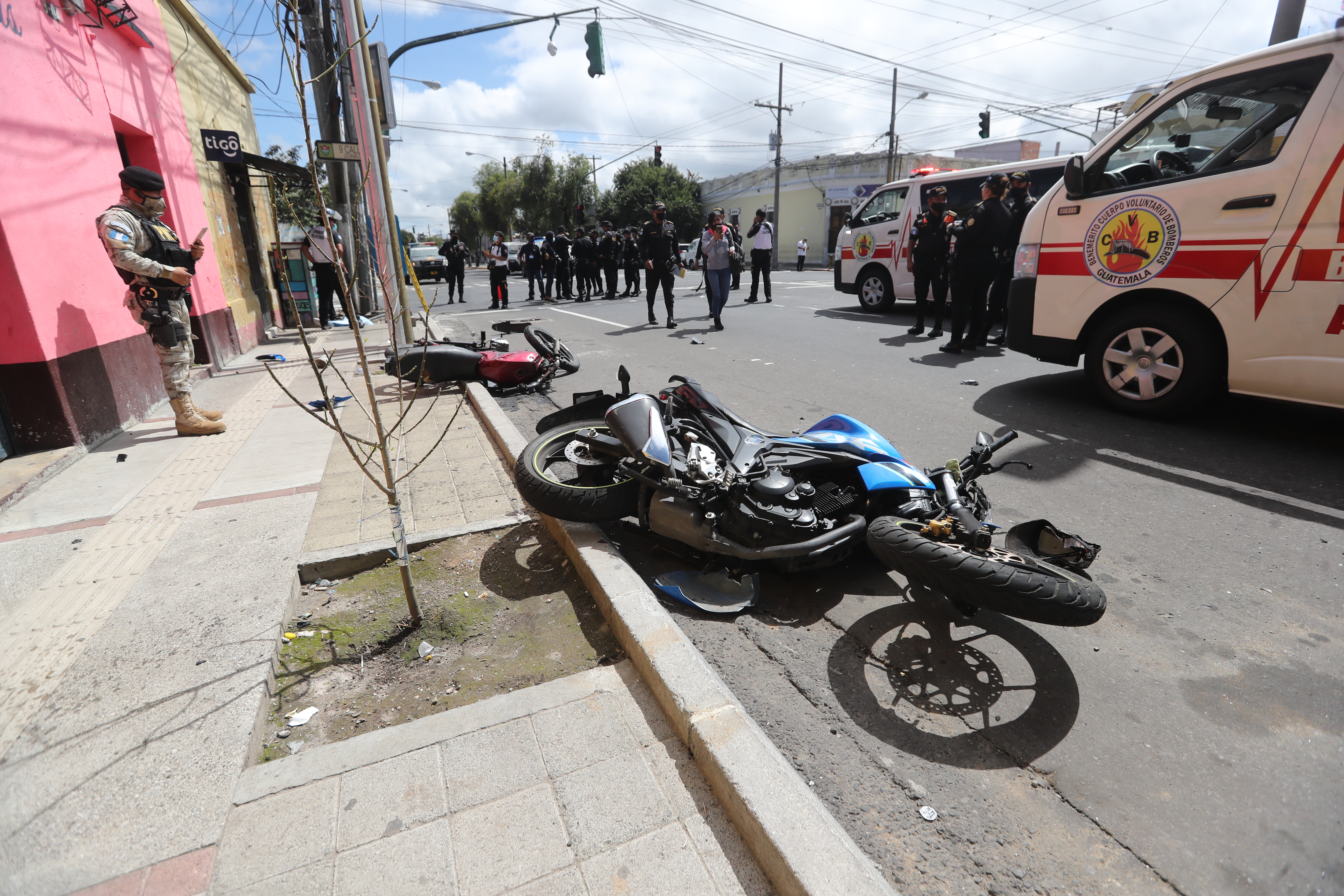 Hecho de tránsito de dos motos en la avenida Elena de la zona 1, una persona falleció y dos más fueron trasladados a un hospital. Foto Prensa Libre: Érick Ávila. 