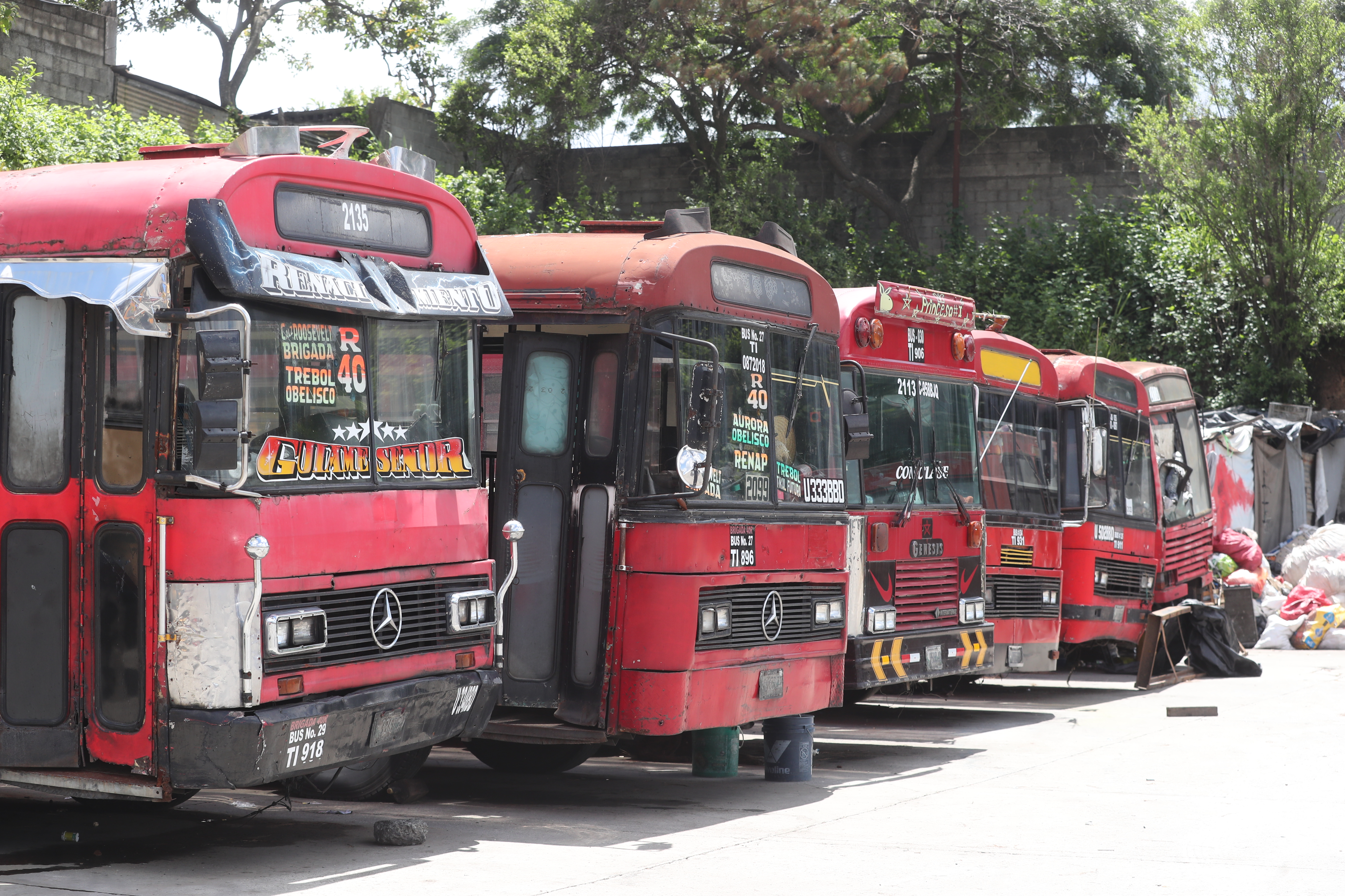 Empresarios del transporte explican que necesitan definir el nuevo costo de sus servicios para poder salir a las calles, ya que ahora les sería imposible cumplir con sus costos de operación. Fotografía: Prensa Libre (Erick Avila).