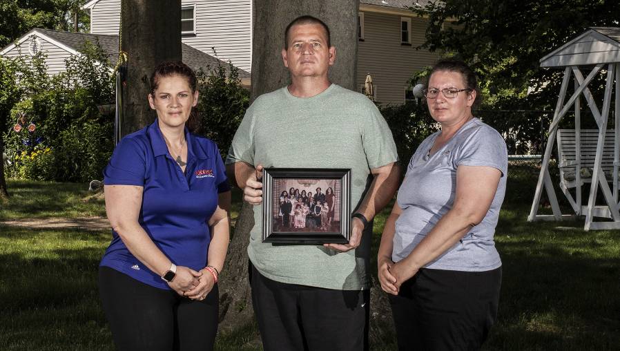 De izquierda a derecha: los hermanos Elizabeth Fusco, Joe Fusco y Maria Reid, en Freehold, N.J., hogar de Joe Fusco, el 9 de junio de 2020. La familia Fusco perdió cinco parientes por el coronavirus. (Bryan Anselm / The New York Times)