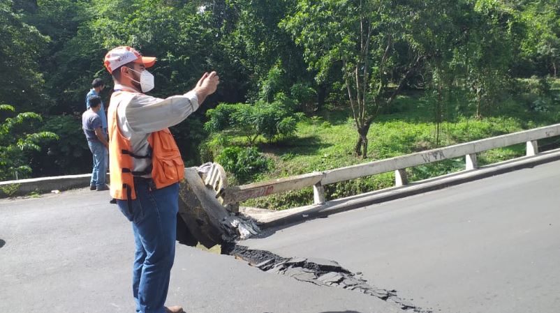 Puente colapsado en el ingreso a Santa Lucía Cotzumalguapa, Escuintla. (Foto Prensa Libre: Conred) 