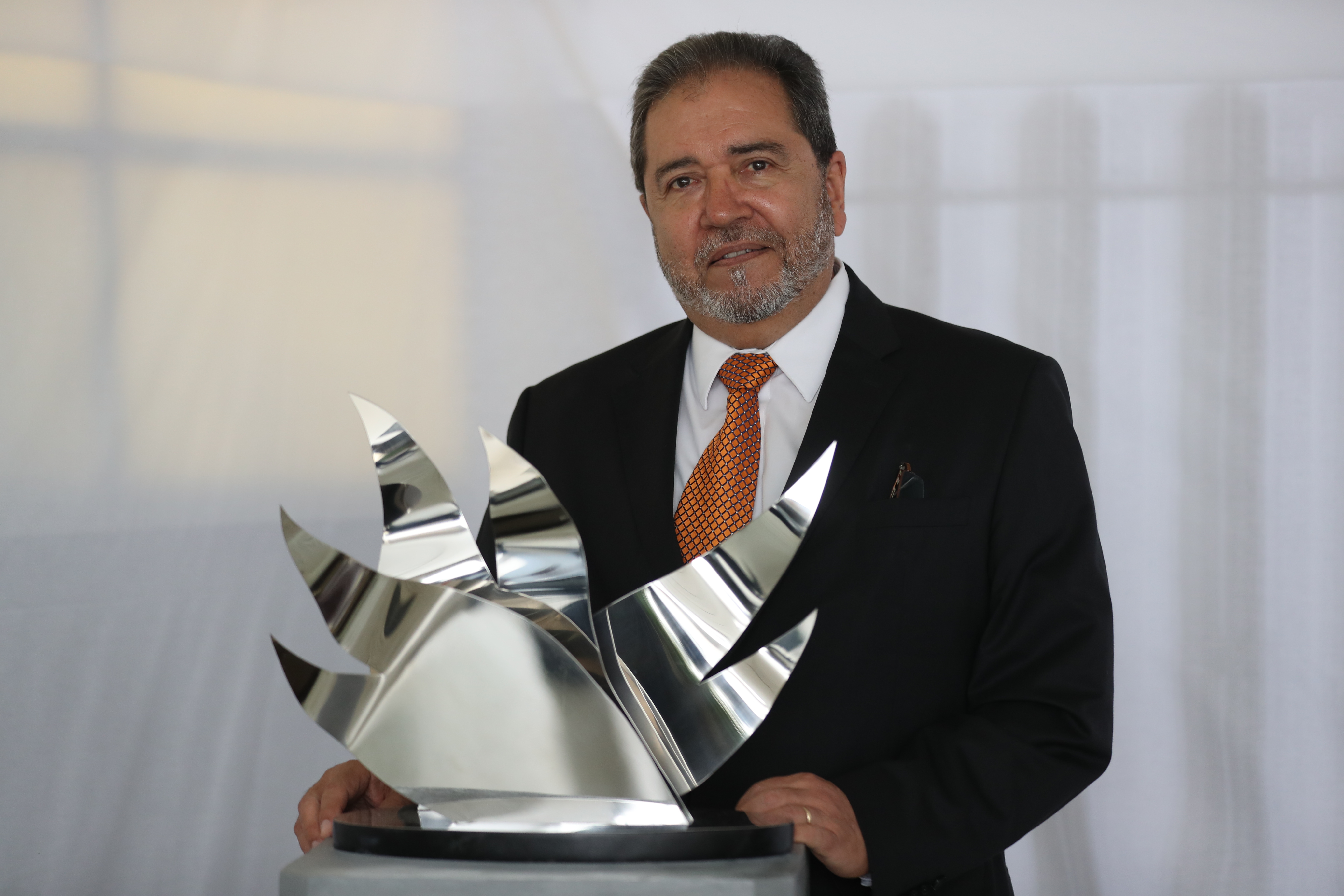 El artista Pepo Toledo junto a la escultura El Ángel de Fuego de su autoría.  (Foto archivo Prensa Libre)