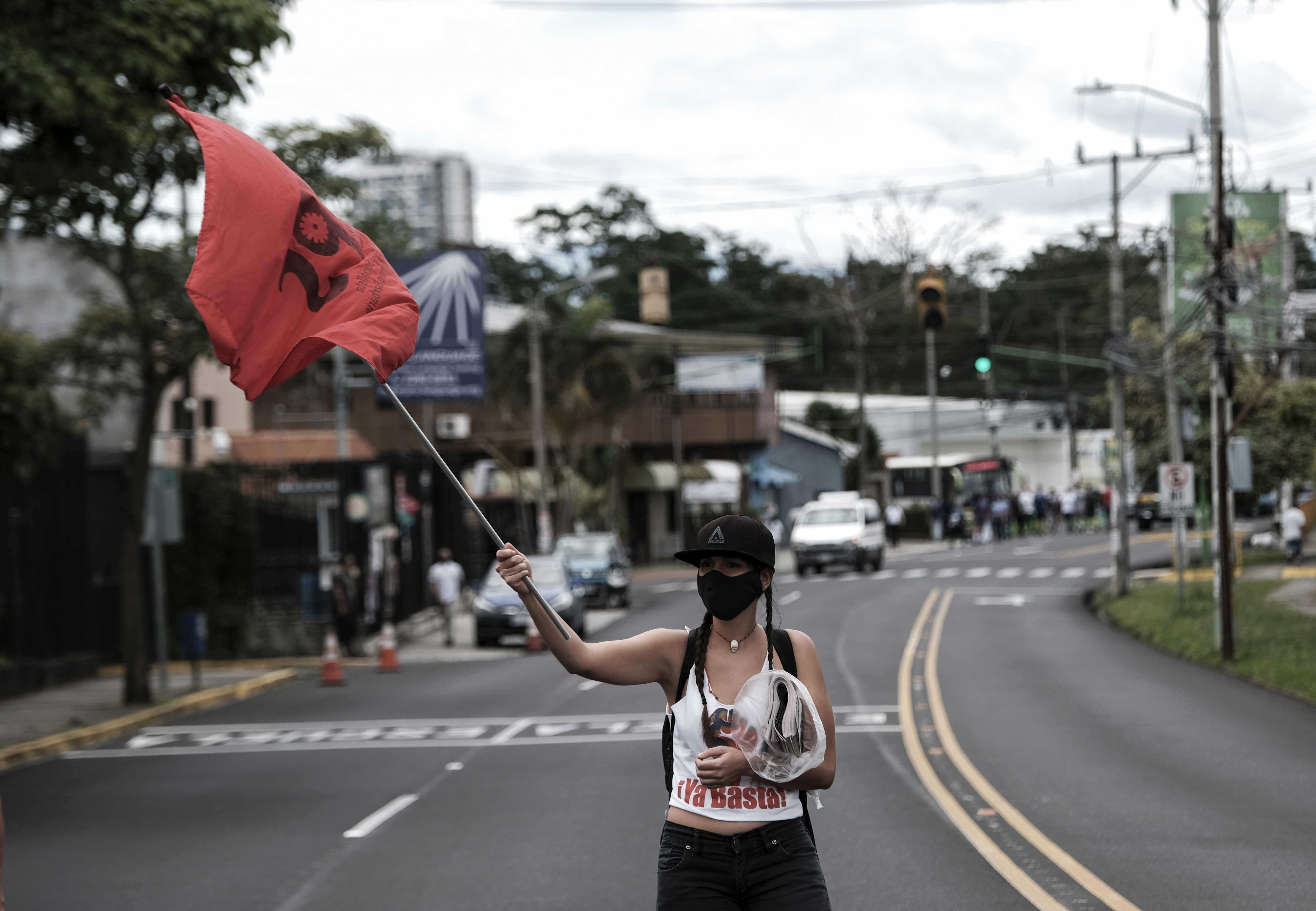 Trabajadores y propietarios de gimnasios, salones de belleza y barberías se manifiestan el lunes frente a la Casa Presidencial en San José, Costa Rica, para pedir que les permitan abrir sus negocios. (Foto Prensa Libre: EFE)