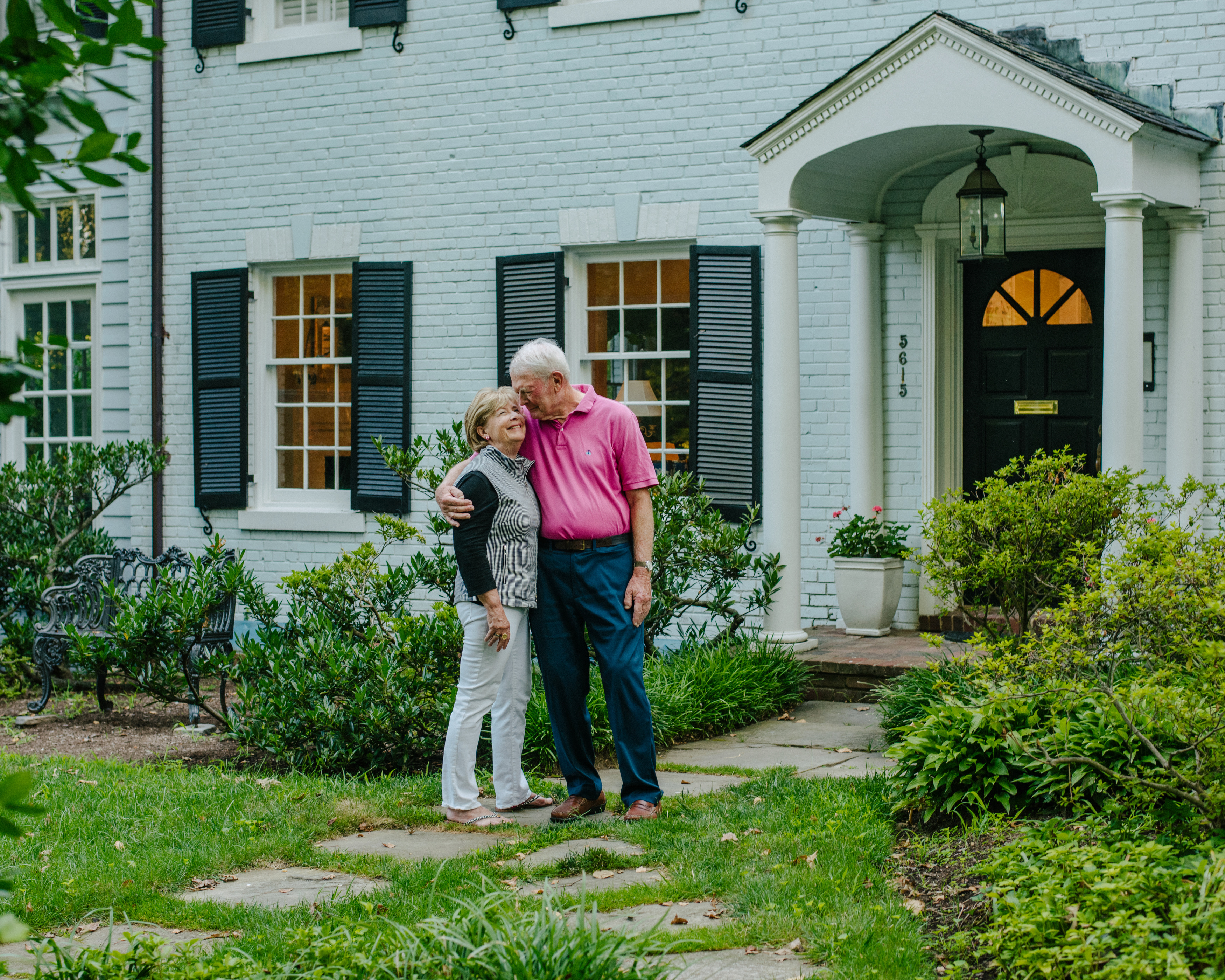 Nancy y Dave Nathan en su casa de Bethesda, Maryland, el 12 de julio de 2020. (Andrew Mangum / The New York Times)

