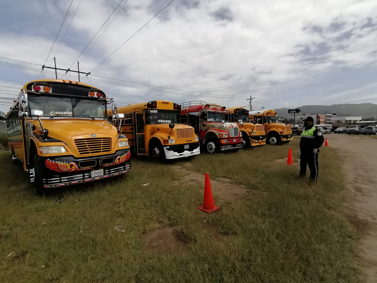 Los buses tipo camioneta serán los primeros en estar habilitados para circular si cumplen con los requisitos. Luego los buses coster y en la tercer fase los microbuses. (Foto Prensa Libre: Raúl Juárez)