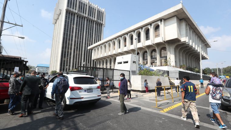 Las instalaciones de la Torre de Tribunales y Organismo Judicial aun permanecen cerradas no estn atendiendo a las personas que llegan hacer tramites esto es por las  medidas por el  CORONAVIRUS.


Fotografa. Erick Avila:              20/04/2020