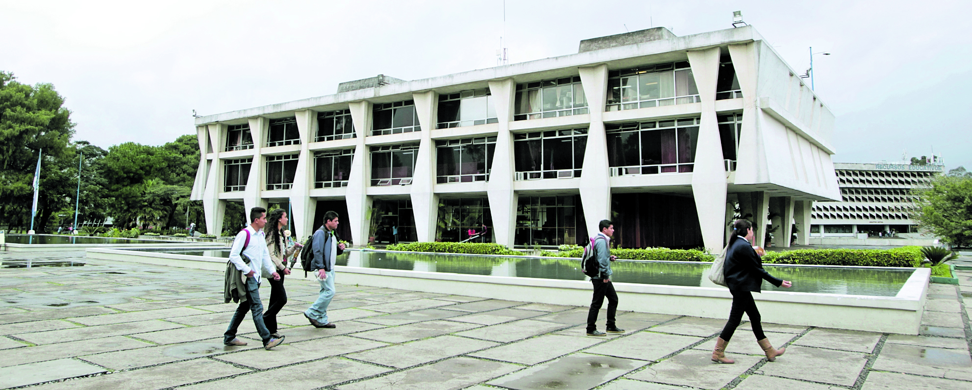 La Universidad de San Carlos ha tenido que adaptarse a dar clases virtuales para evitar el contagio del covid-19 en las aulas. (Foto Prensa Libre: Hemeroteca PL)